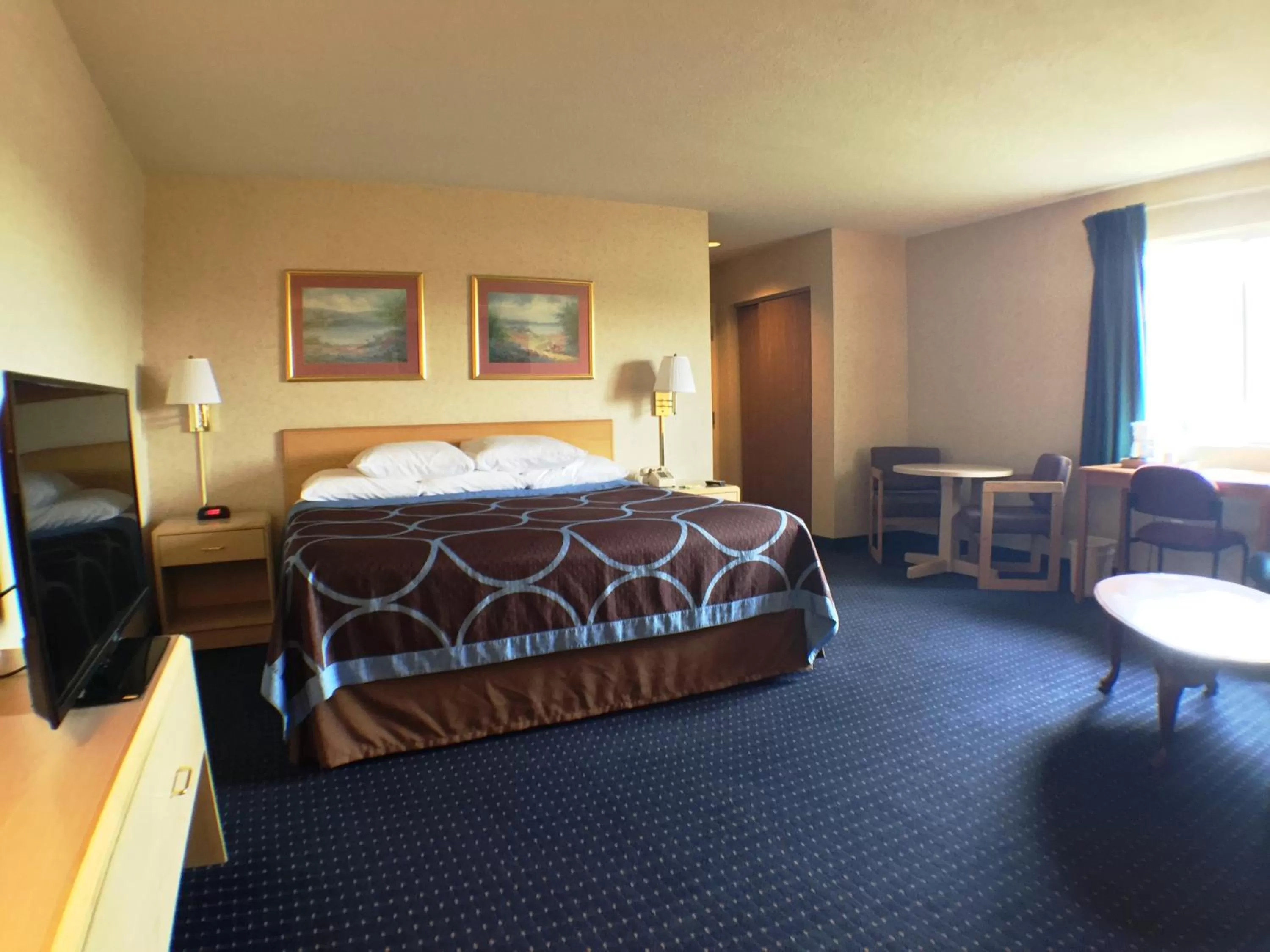 Photo of the whole room, Bed in Super 8 by Wyndham Canandaigua