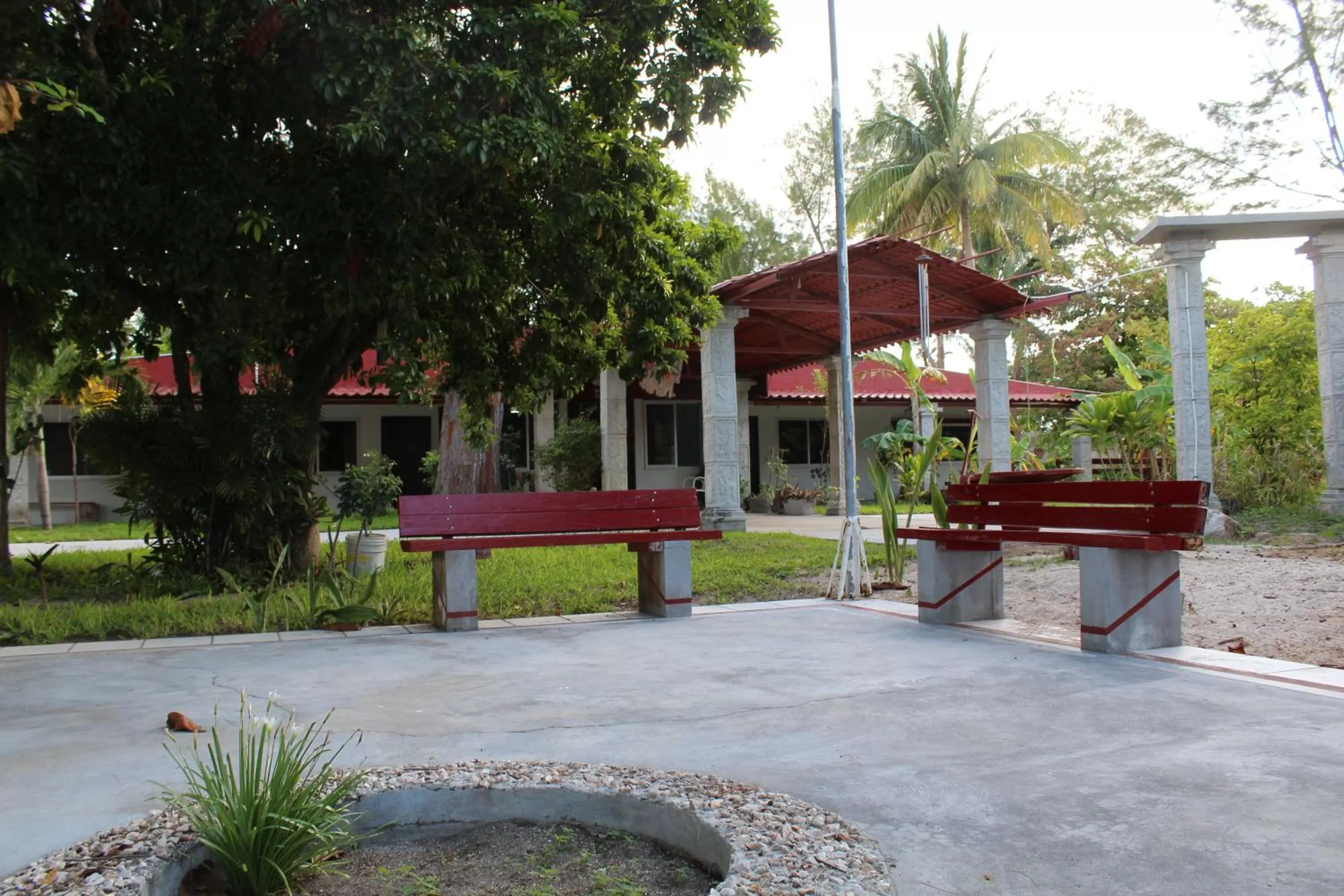 Garden, BBQ Facilities in Freedom Shores "La Gringa" Hotel - Universally Designed