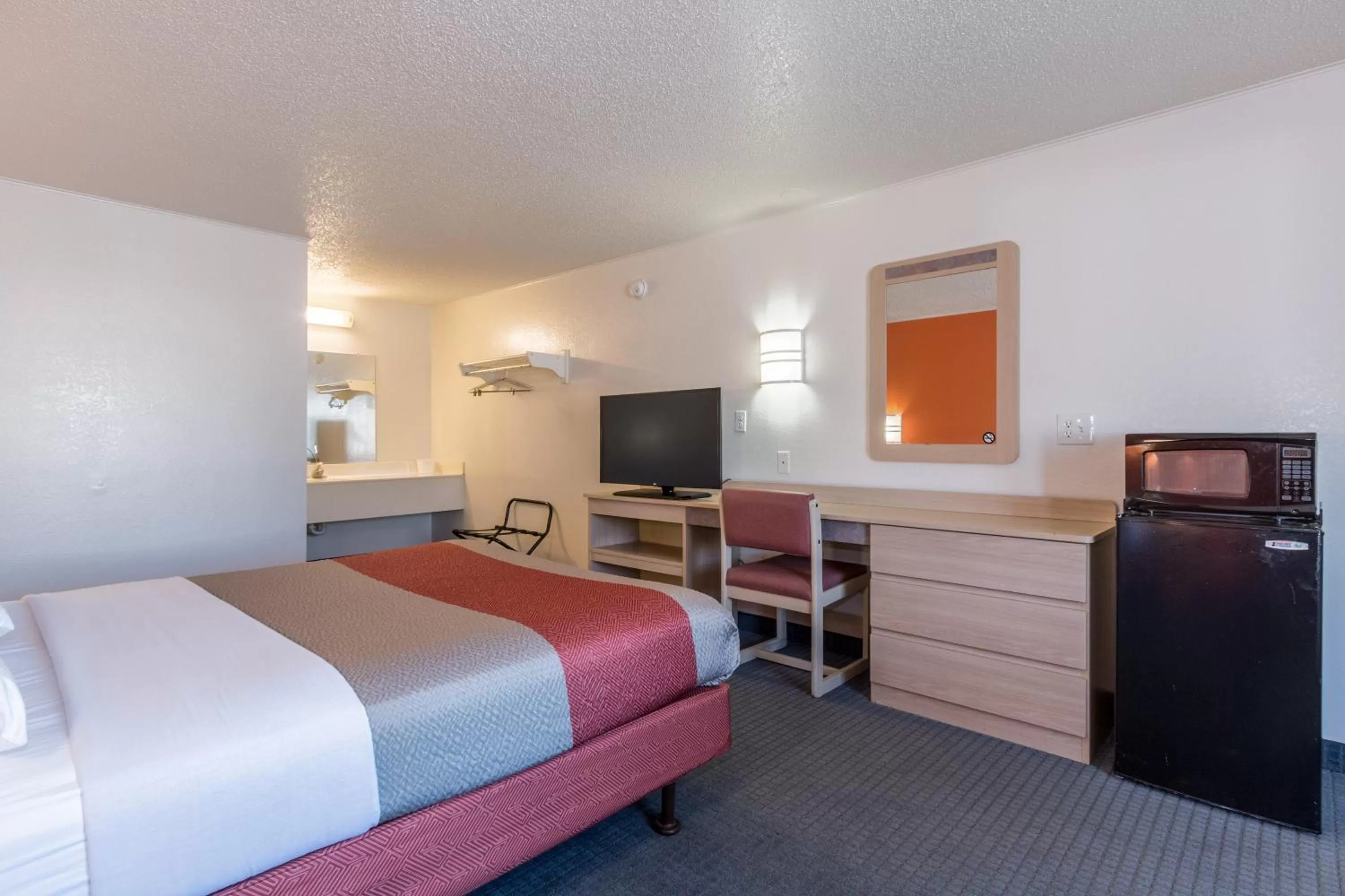 Bedroom, Bed in Travelodge by Wyndham Lansing