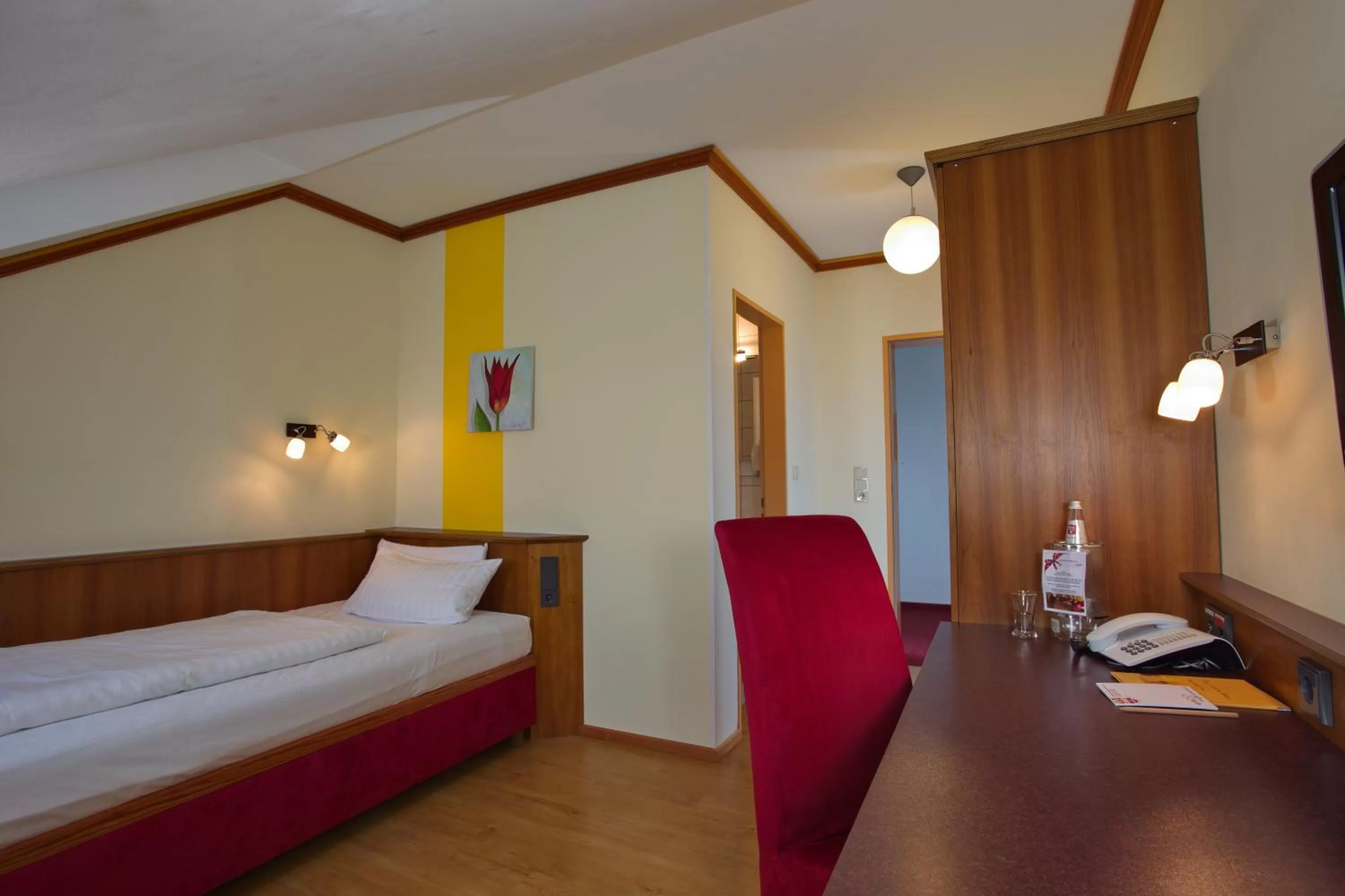 Photo of the whole room, Bed in Hotel Deutsches Haus