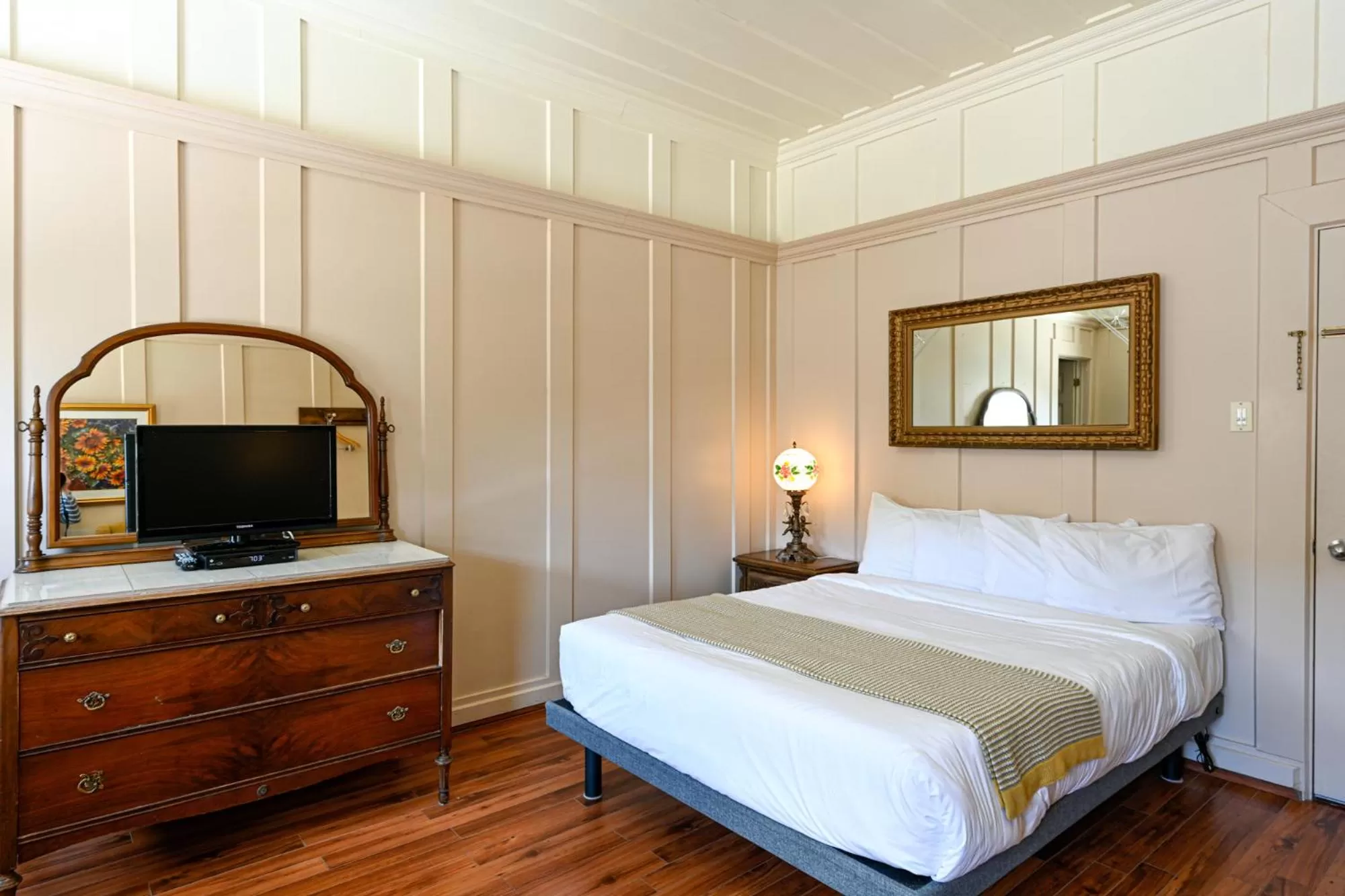 Bed in Hôtel-La Grande Maison et Spa