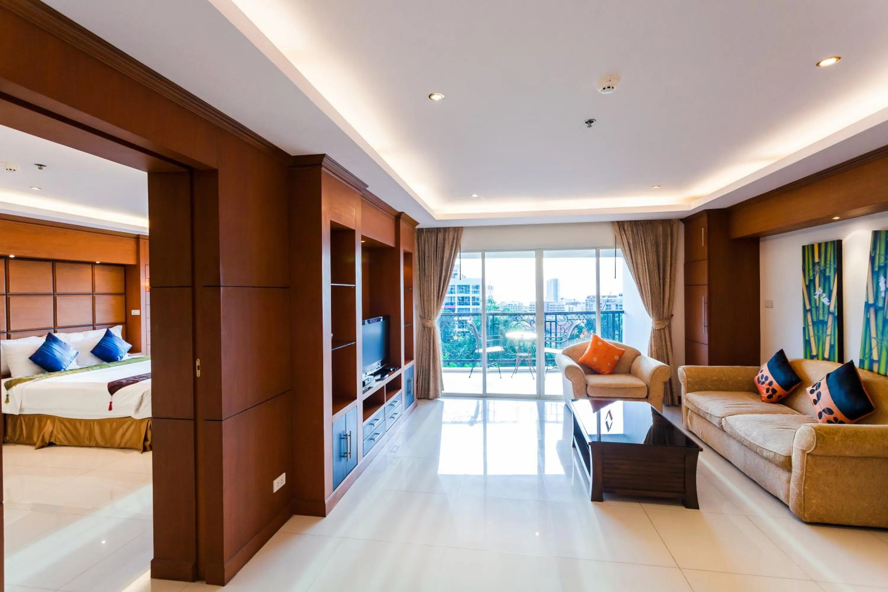 Living room, Bed in Tara Court Hotel