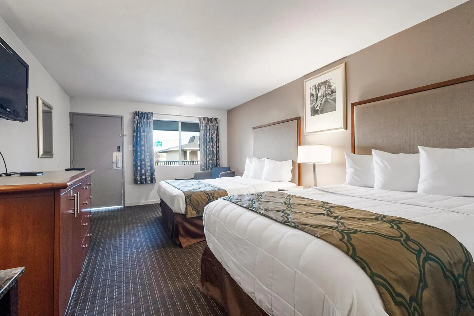 Bedroom, Bed in Heritage Inn Express Hayward