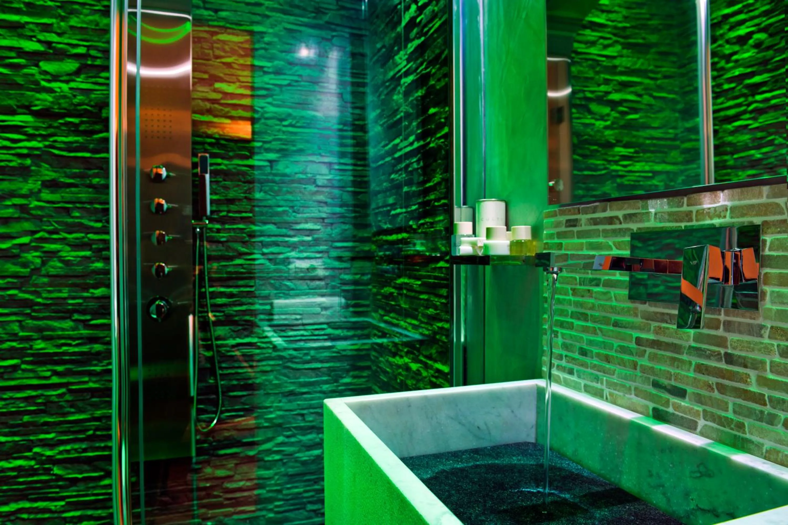 Shower in Pantheon Relais