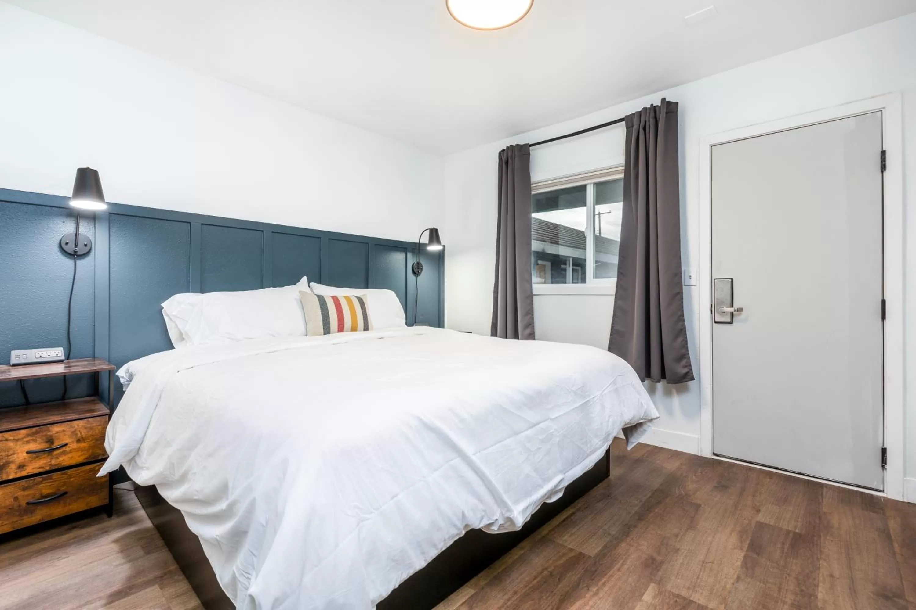 Bedroom, Bed in Minecart Motor Lodge