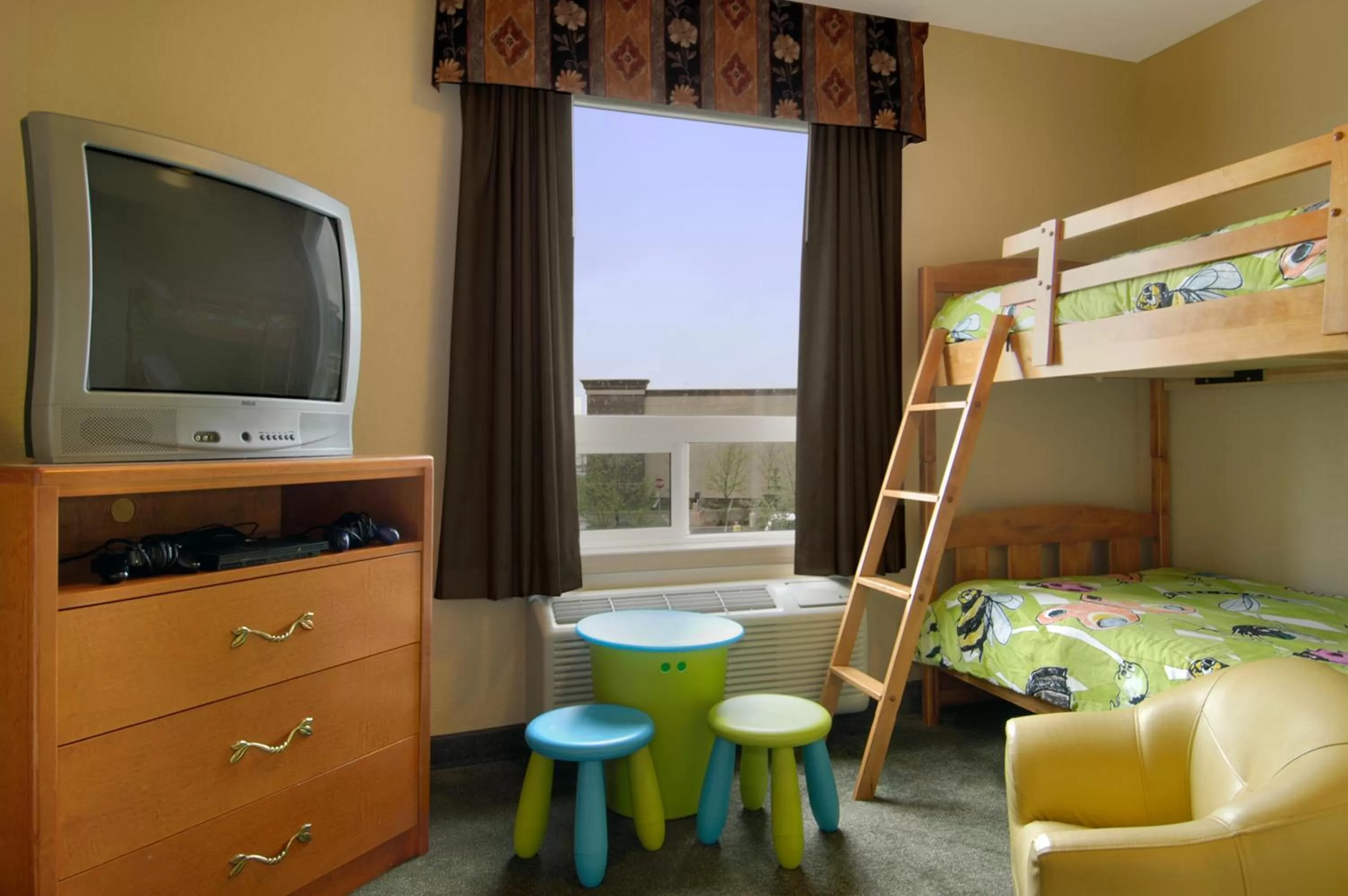 Spring, Bed in Days Inn by Wyndham Red Deer