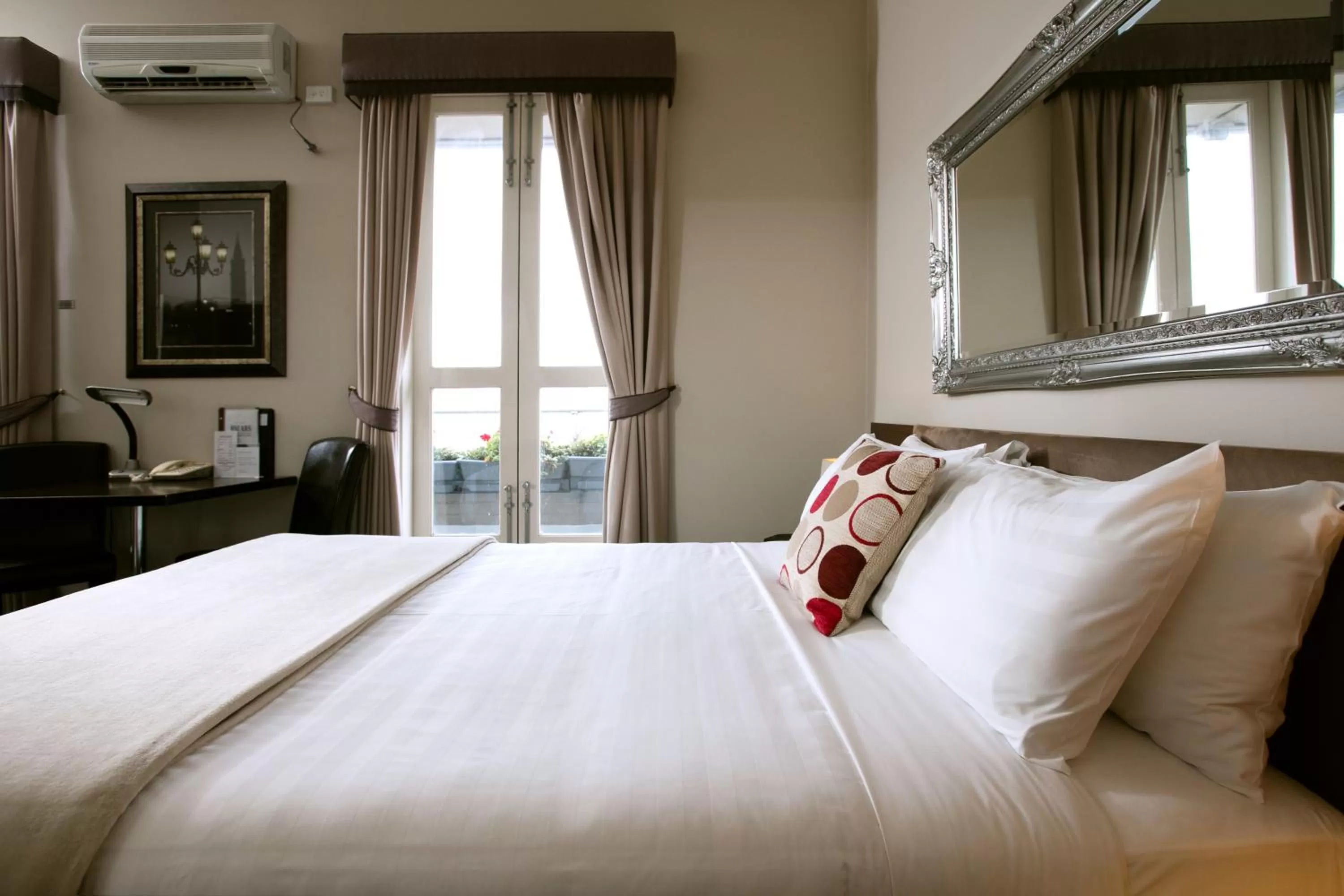 Bedroom, Bed in Oscars Hotel and Cafe Bar