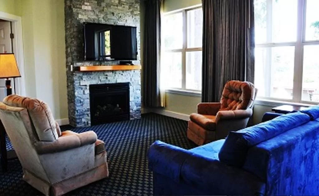 Living room in Anacortes Ship Harbor Inn