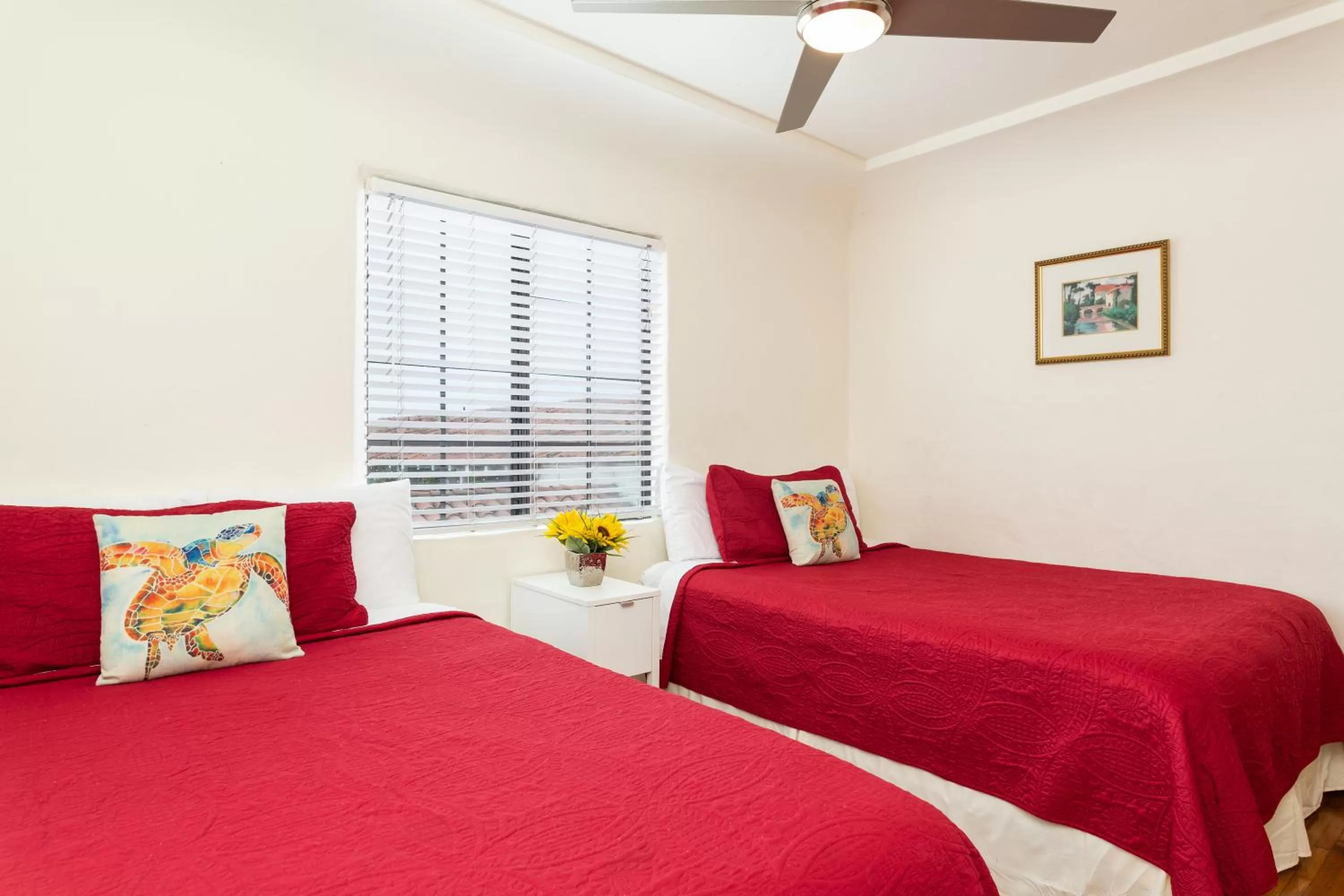Photo of the whole room, Bed in The Sea View Inn At The Beach