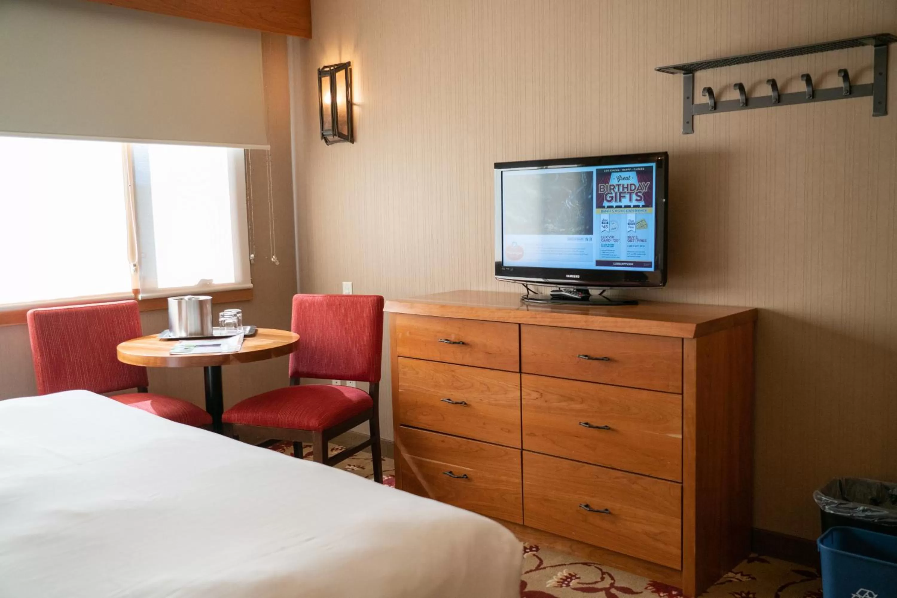 TV and multimedia, Bed in Banff Ptarmigan Inn