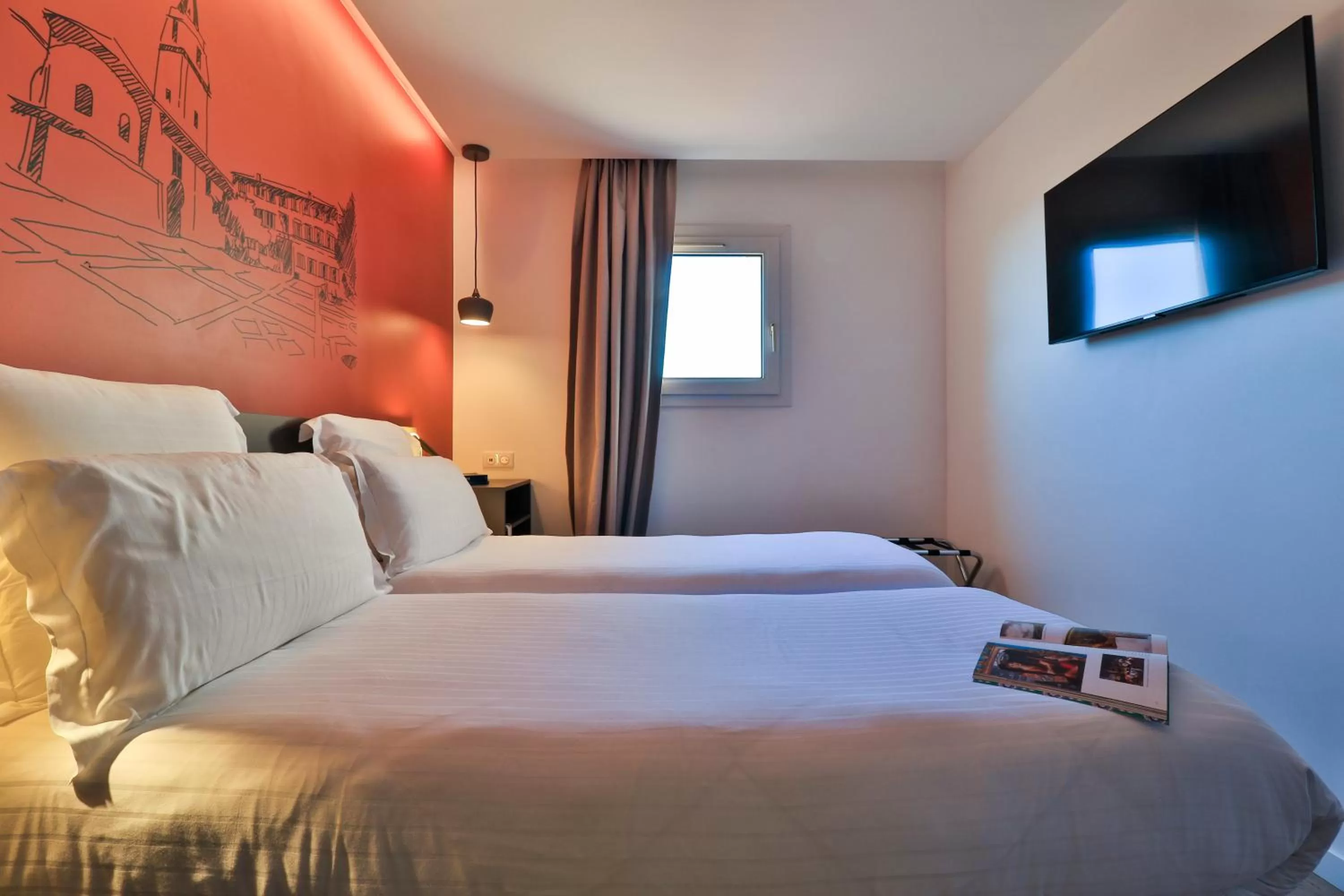 Bedroom, Bed in Hôtel restaurant Kyriad Fréjus