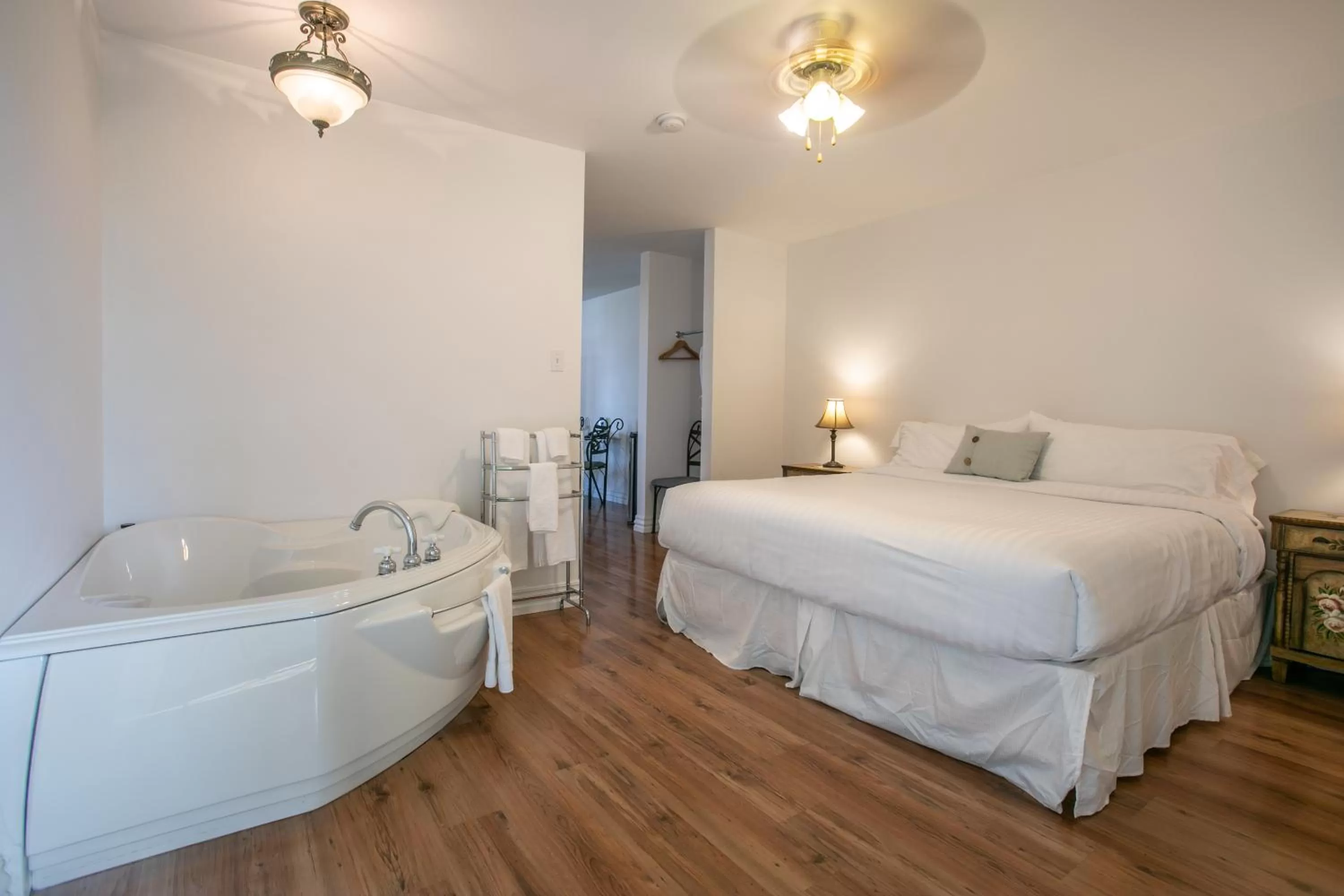 Bedroom, Bed in Auberge Seigneurie des Monts