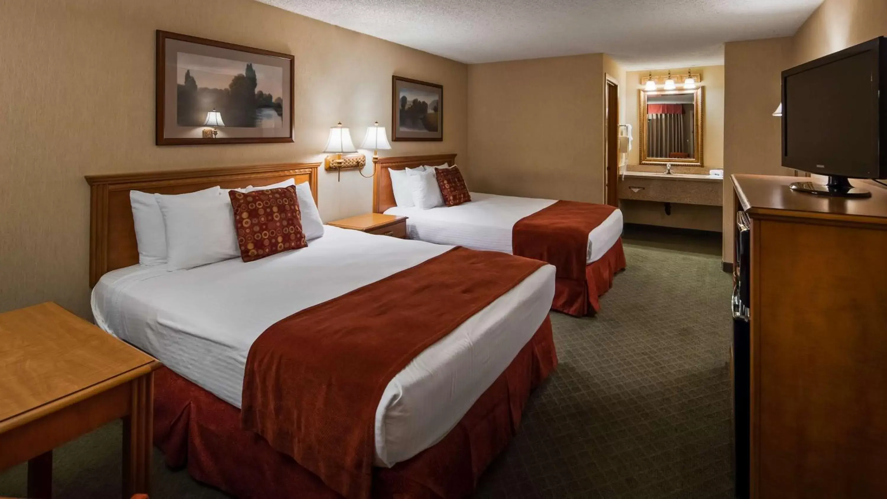 Queen Room with Two Queen Beds and Bath Tub - Disability Access/Non-Smoking in Best Western Shadow Inn Queen Room with Two Queen Beds and Bath Tub - Disability Access/Non-Smoking in Best Western Shadow Inn