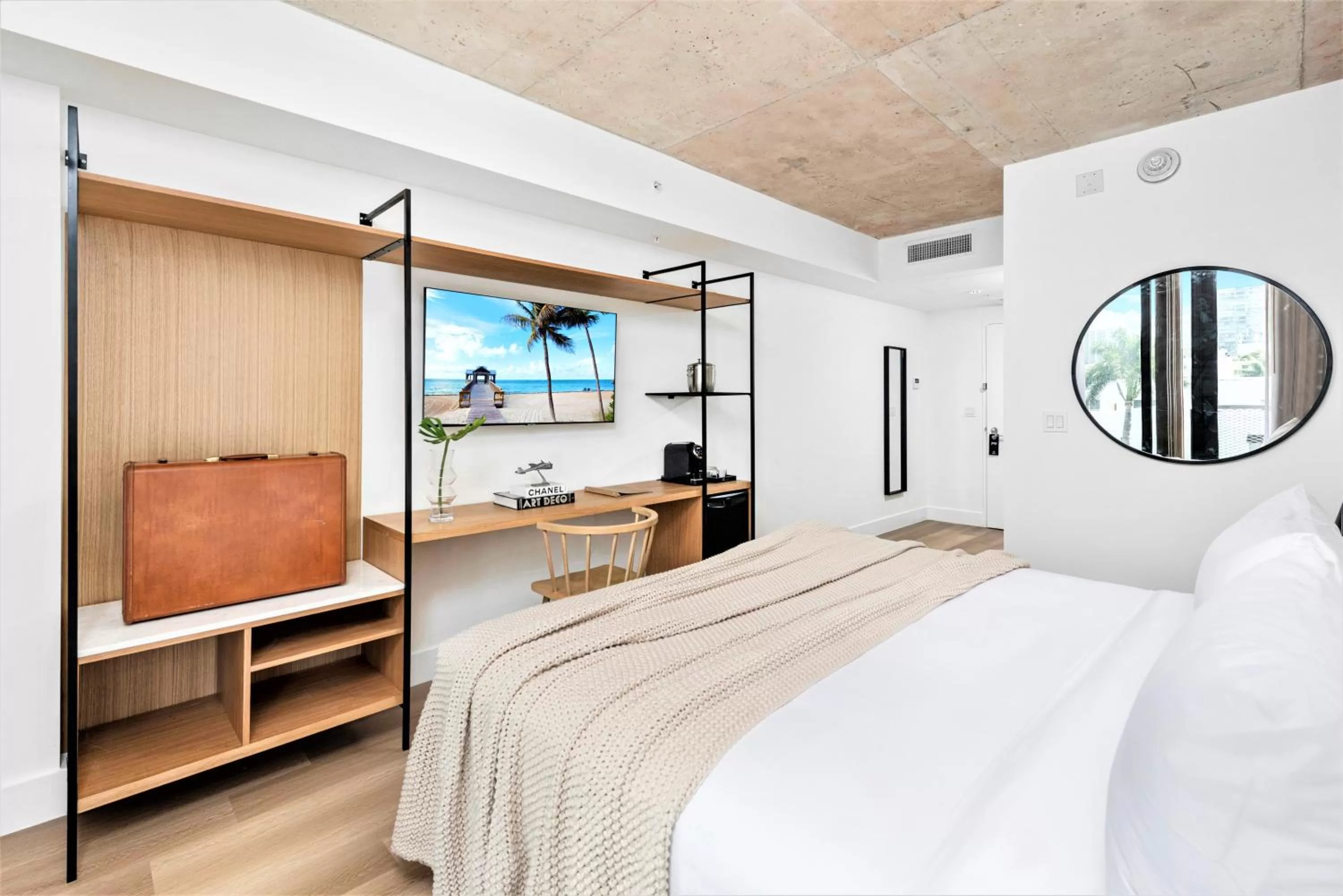 TV and multimedia, TV/Entertainment Center in Urbanica Fifth