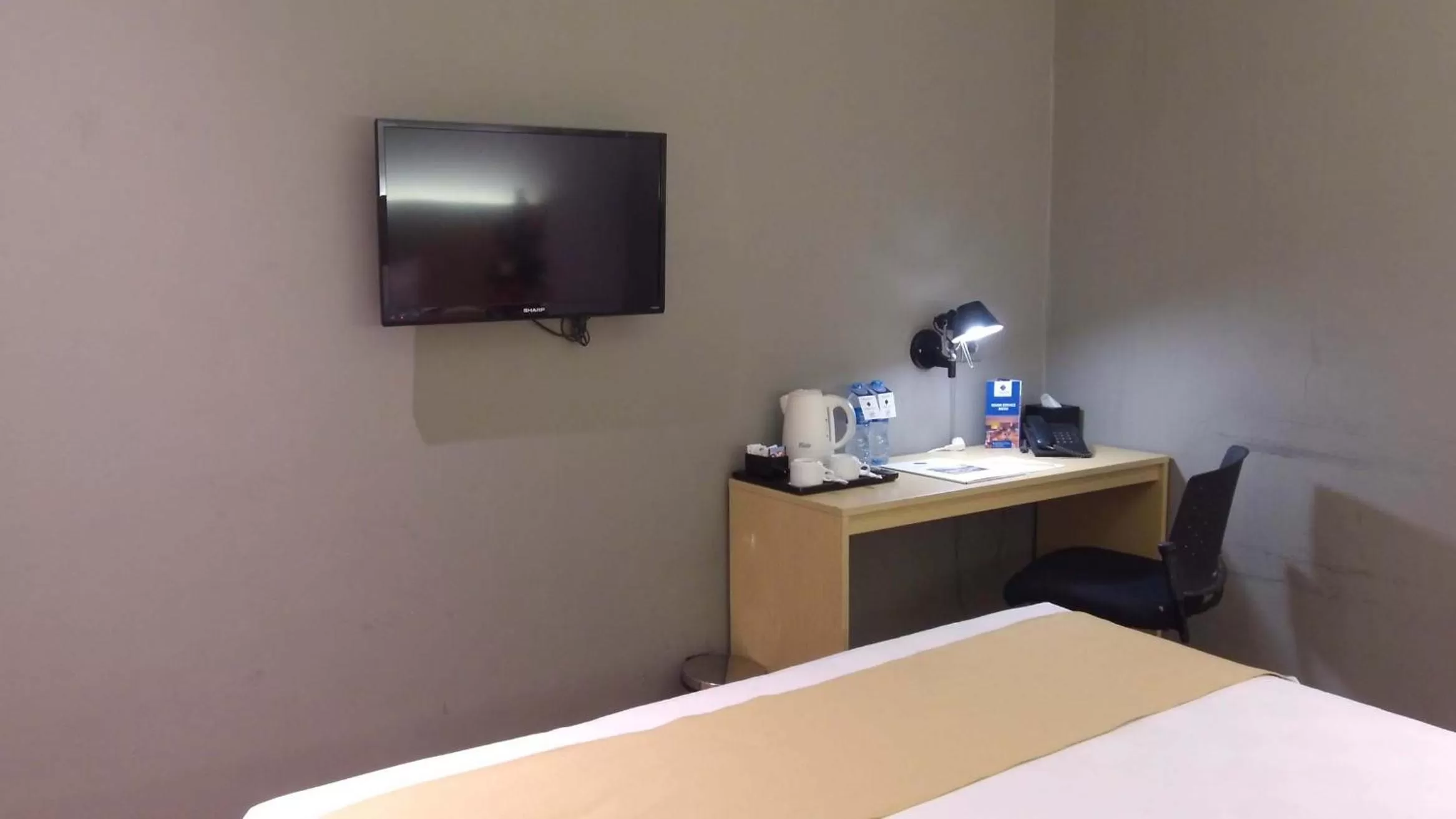 TV and multimedia, Bed in Yunna Hotel Lampung