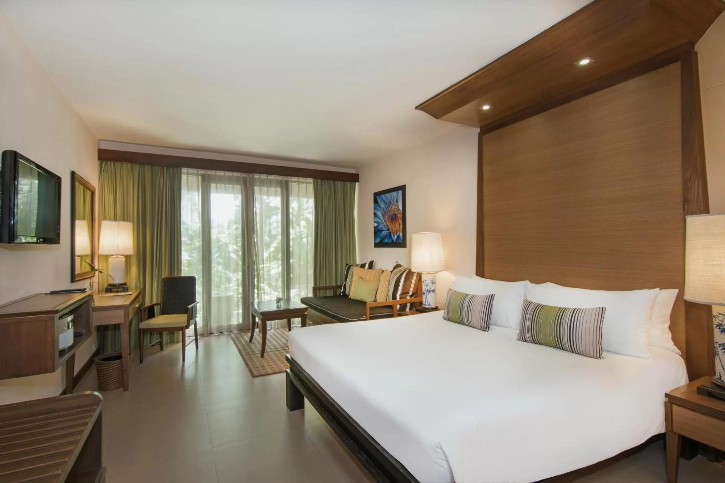 Seating area, Bed in Siam Bayshore Resort Pattaya