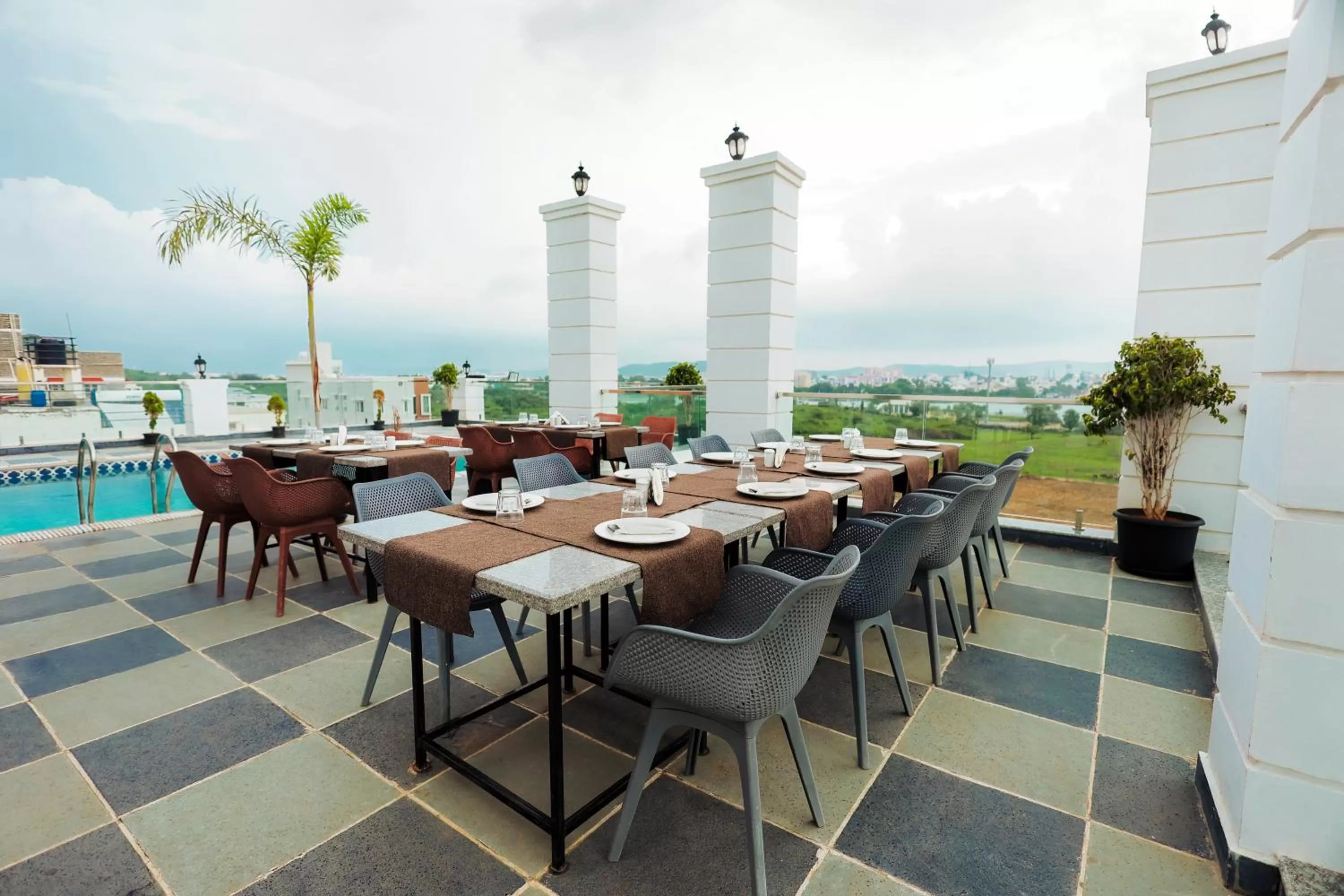 Restaurant/places to eat in Revaas Lake View Boutique Stay