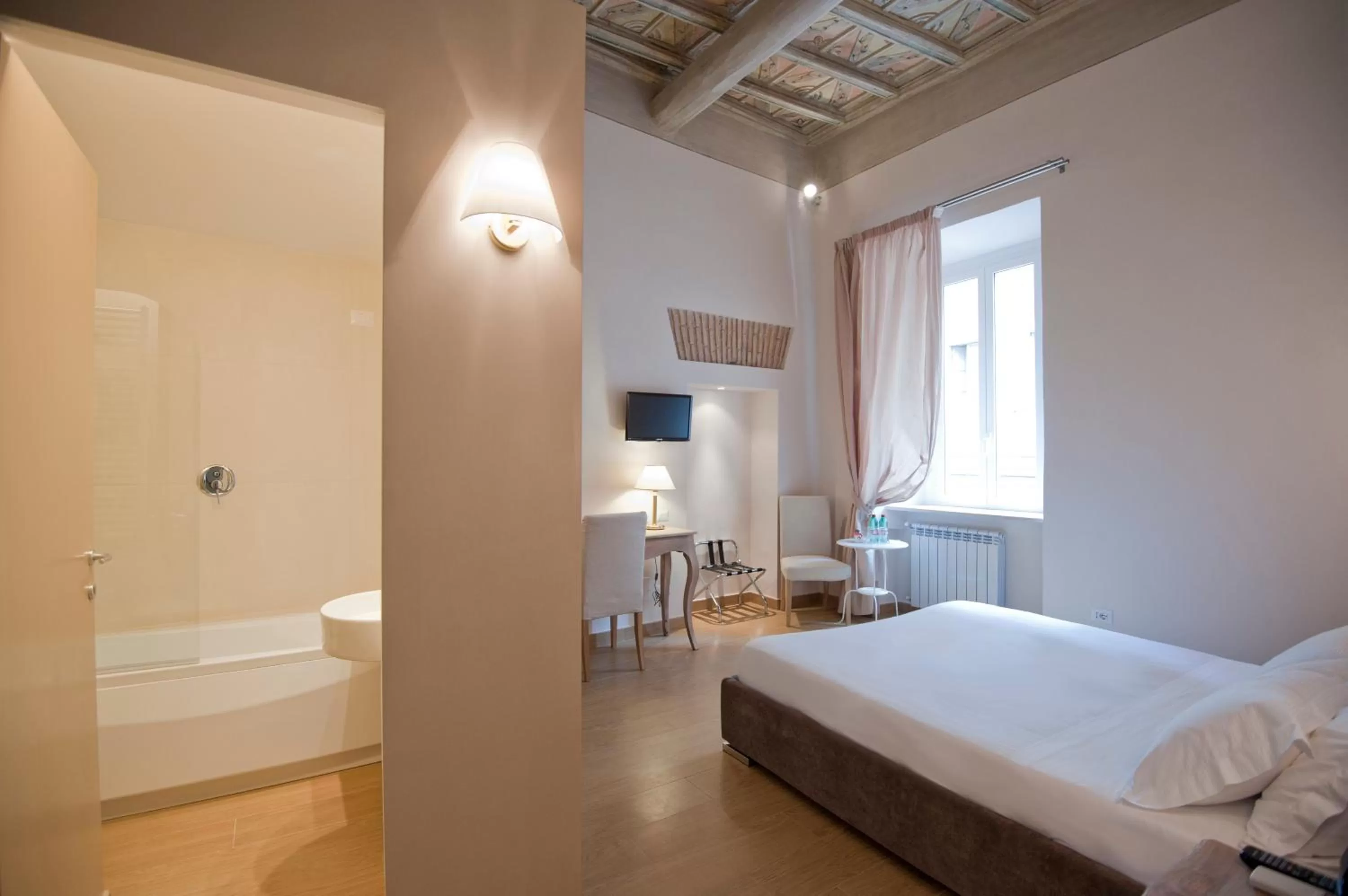 Photo of the whole room, Bed in Little Queen Suite