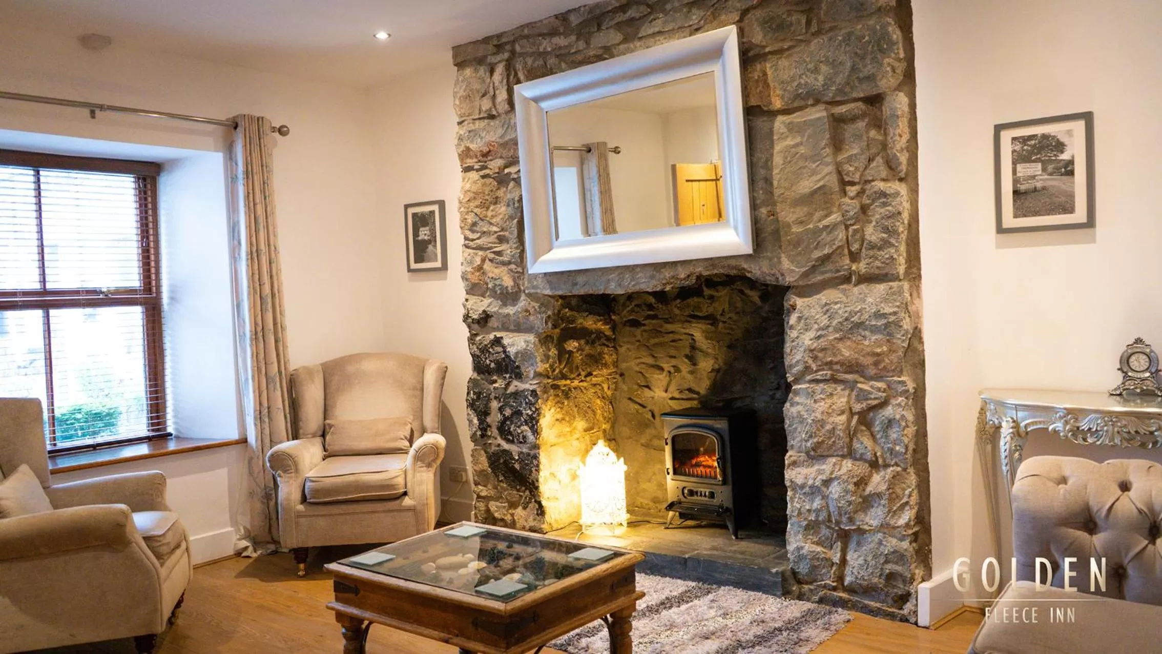 Living room in The Golden Fleece Inn