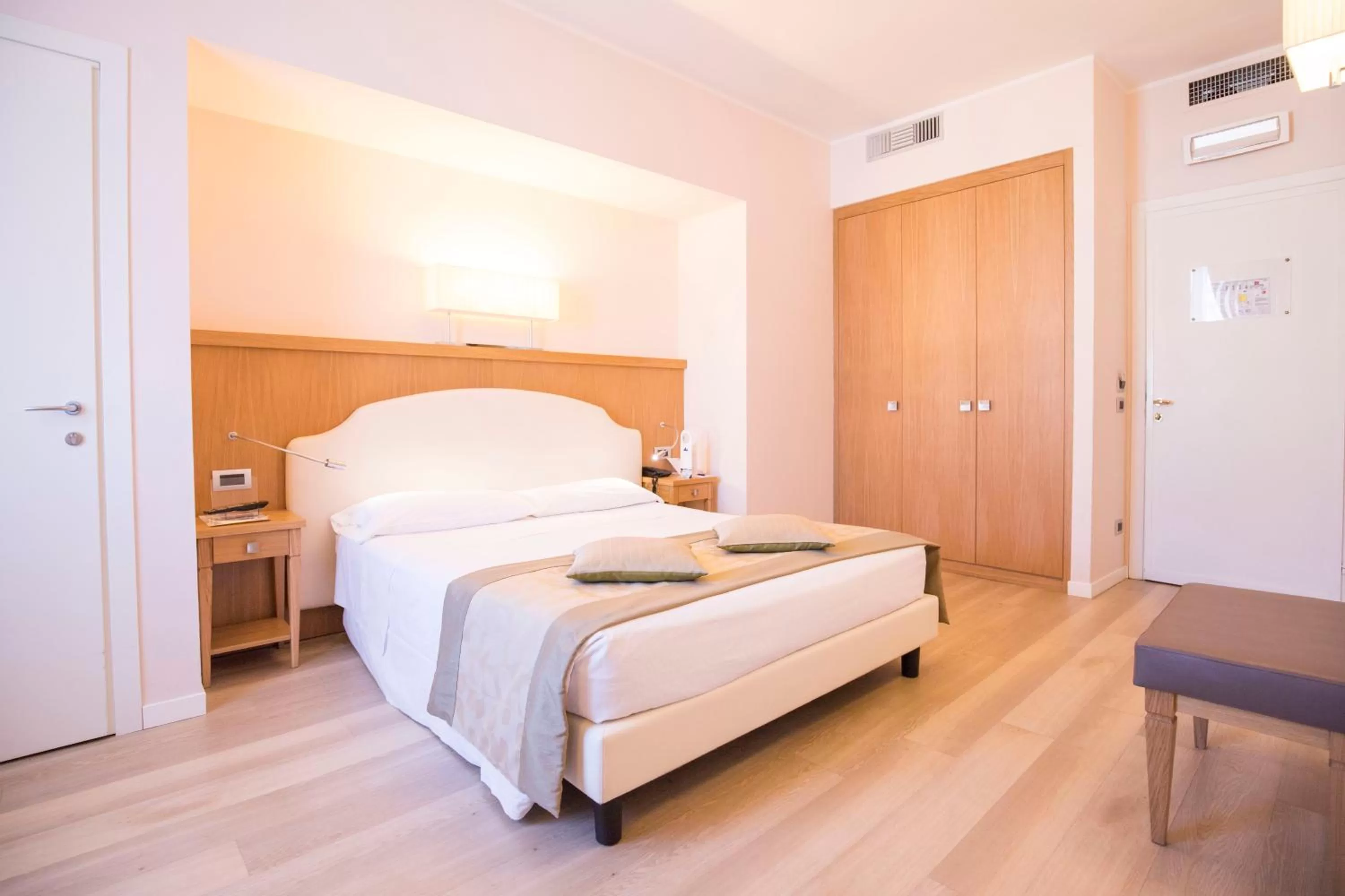 Photo of the whole room, Bed in Hotel Sirmione Terme