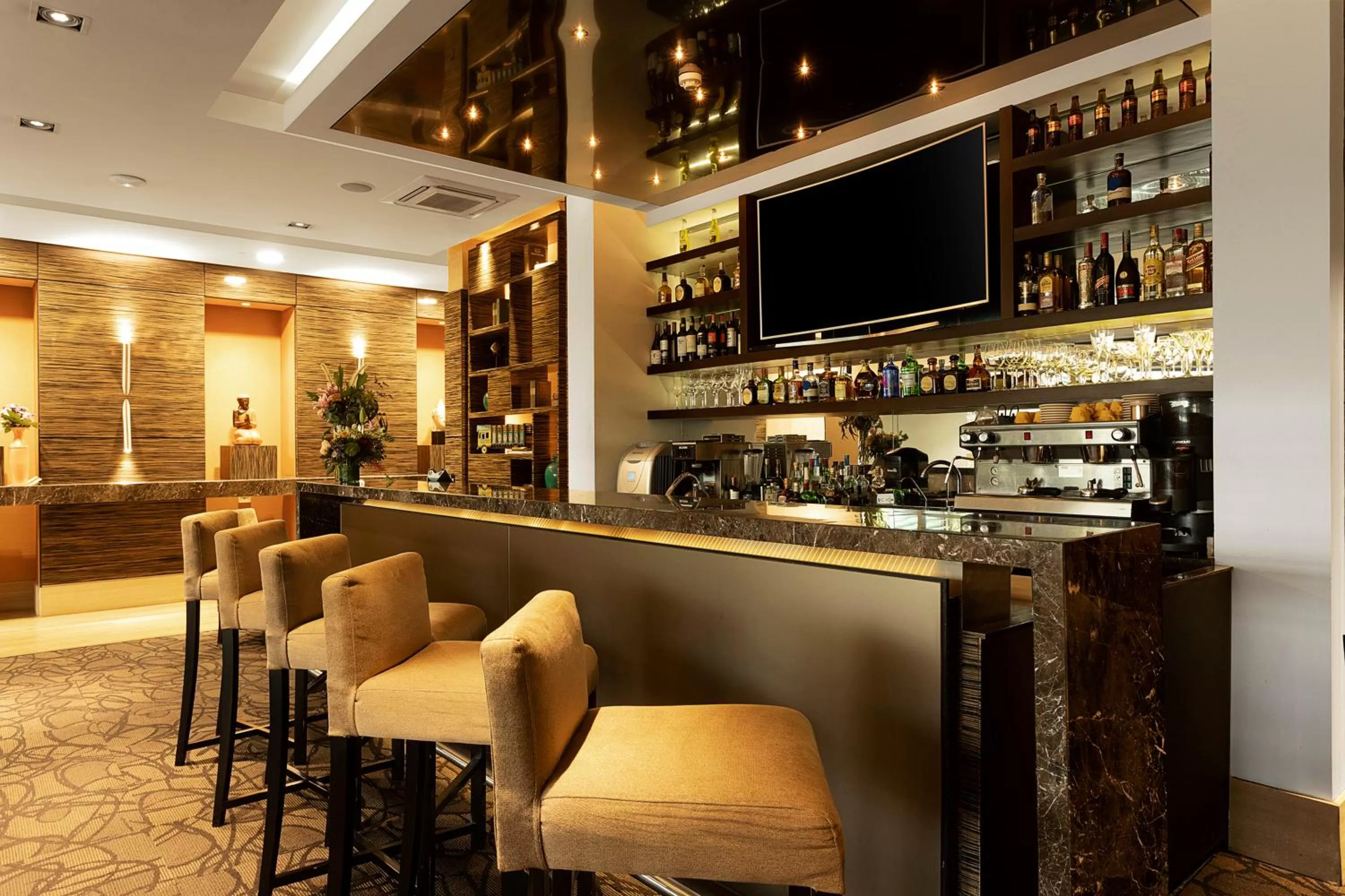 Lounge or bar in EK Hotel By Preferred Hotels Group