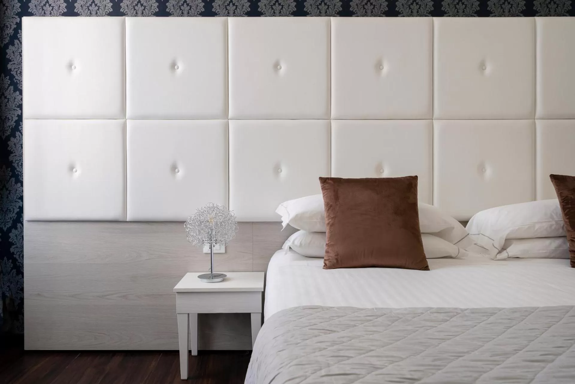 Photo of the whole room, Bed in Albergo Rossini 1936