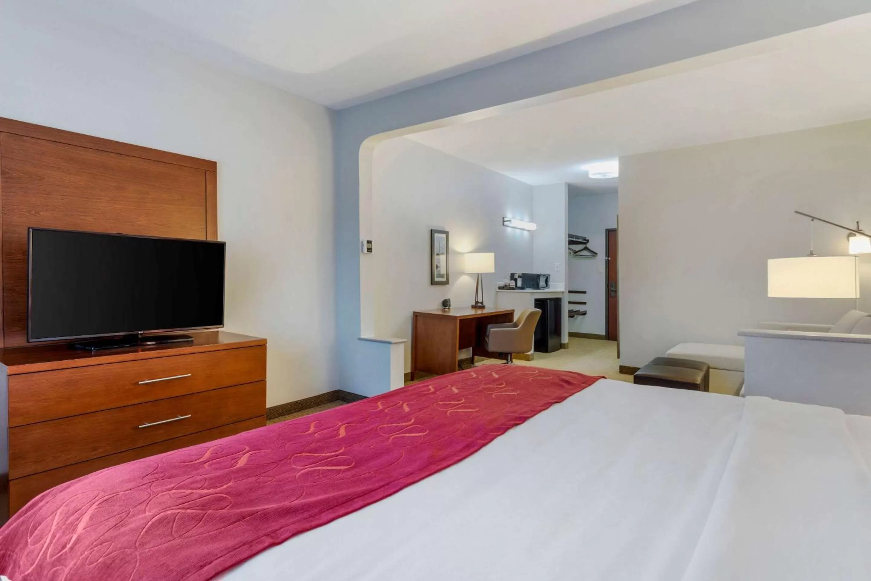 Bedroom, Bed in Comfort Suites La Porte - Baytown