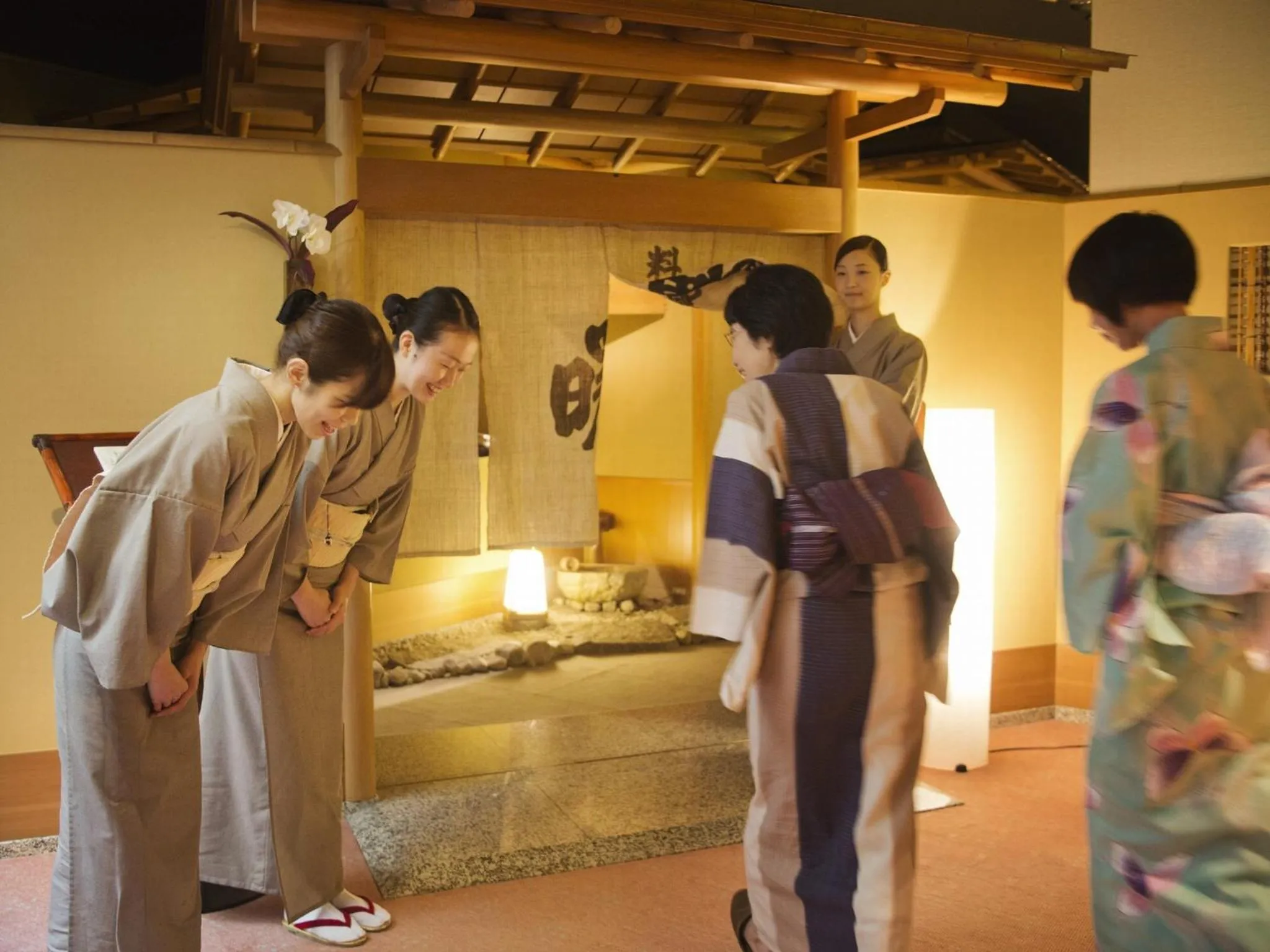 Staff in Honjin Hiranoya Kachoan