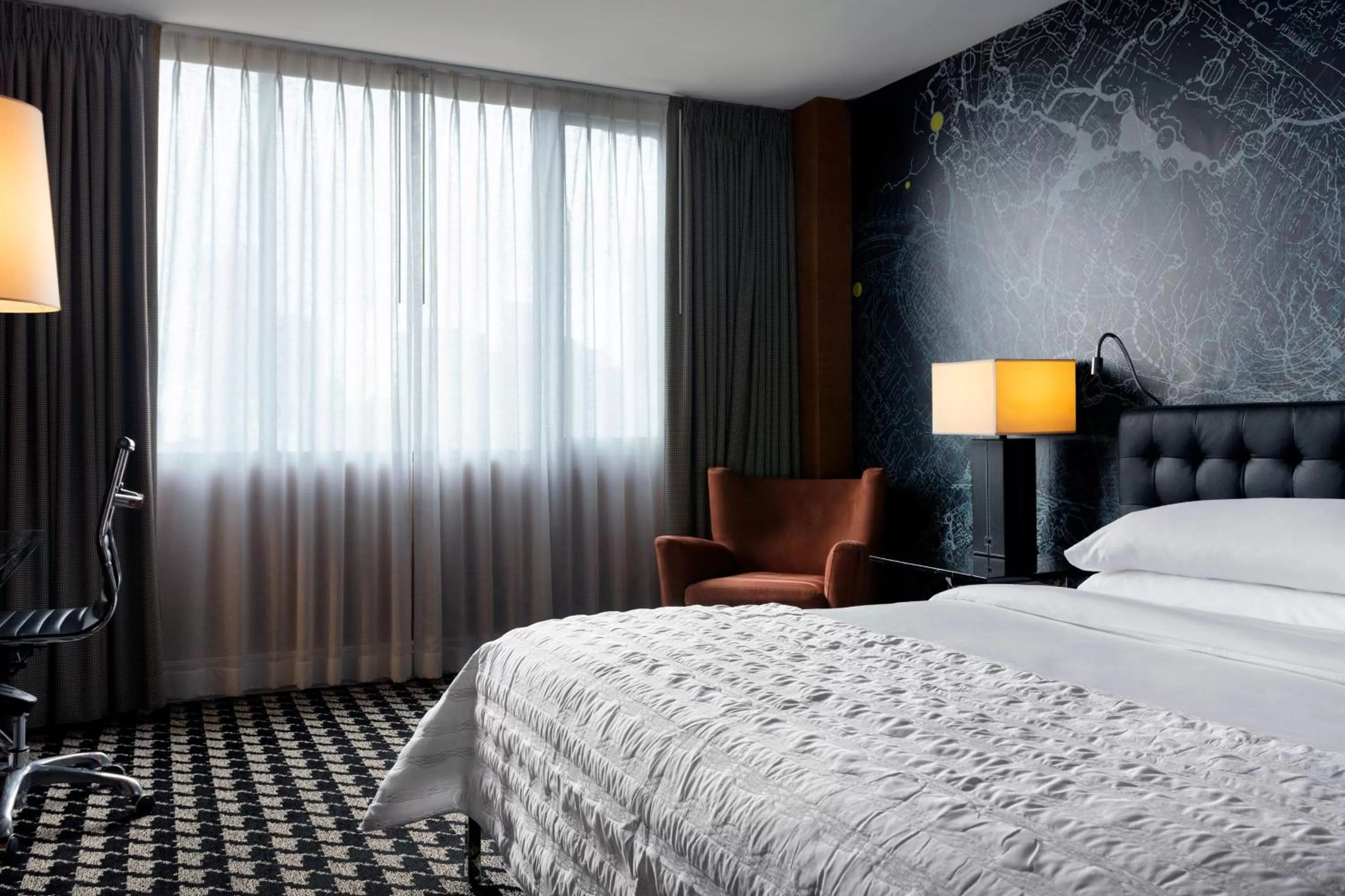 Classic King Room with Roll-in Shower - Mobility and Hearing Accessible in Le Méridien Charlotte