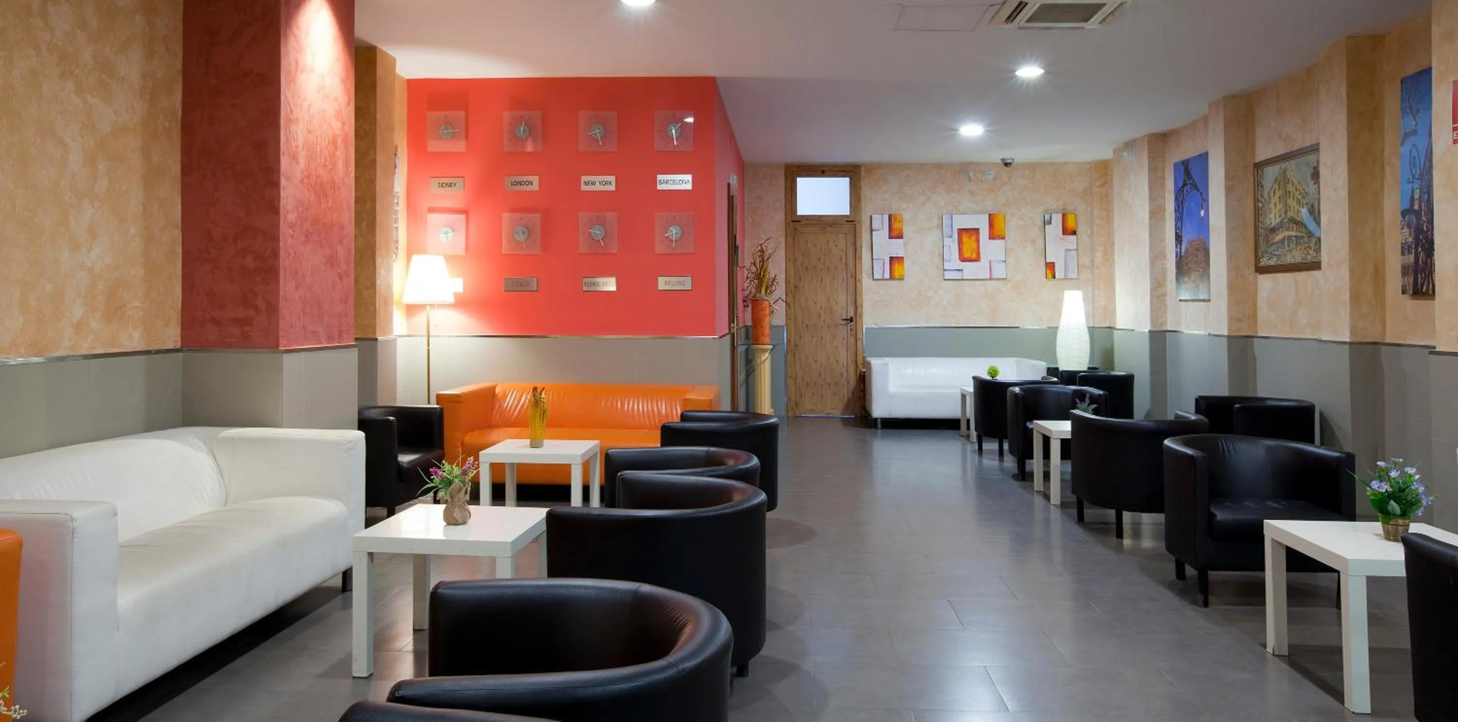 Communal lounge/ TV room in Hostal Barcelona