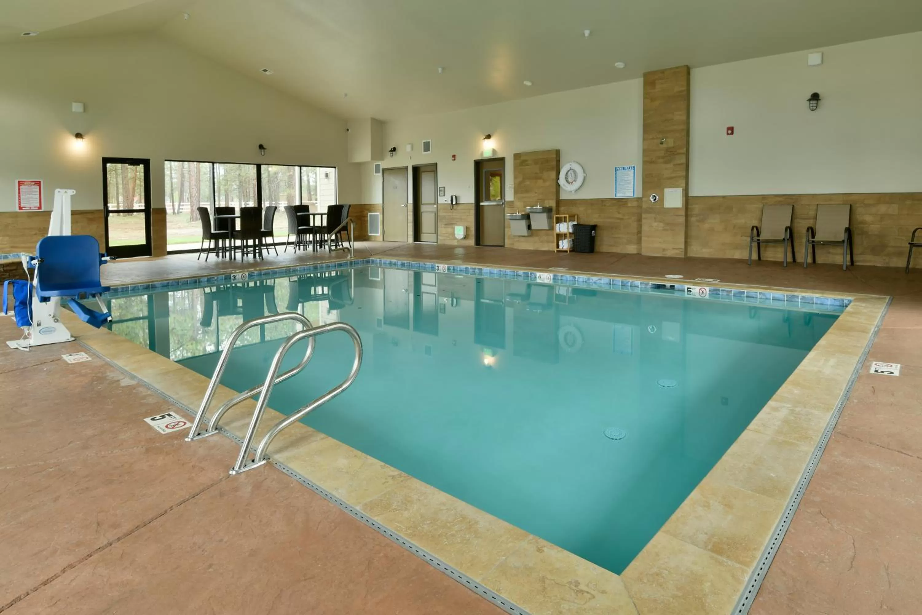 Swimming pool in GrandStay Hotel & Suites