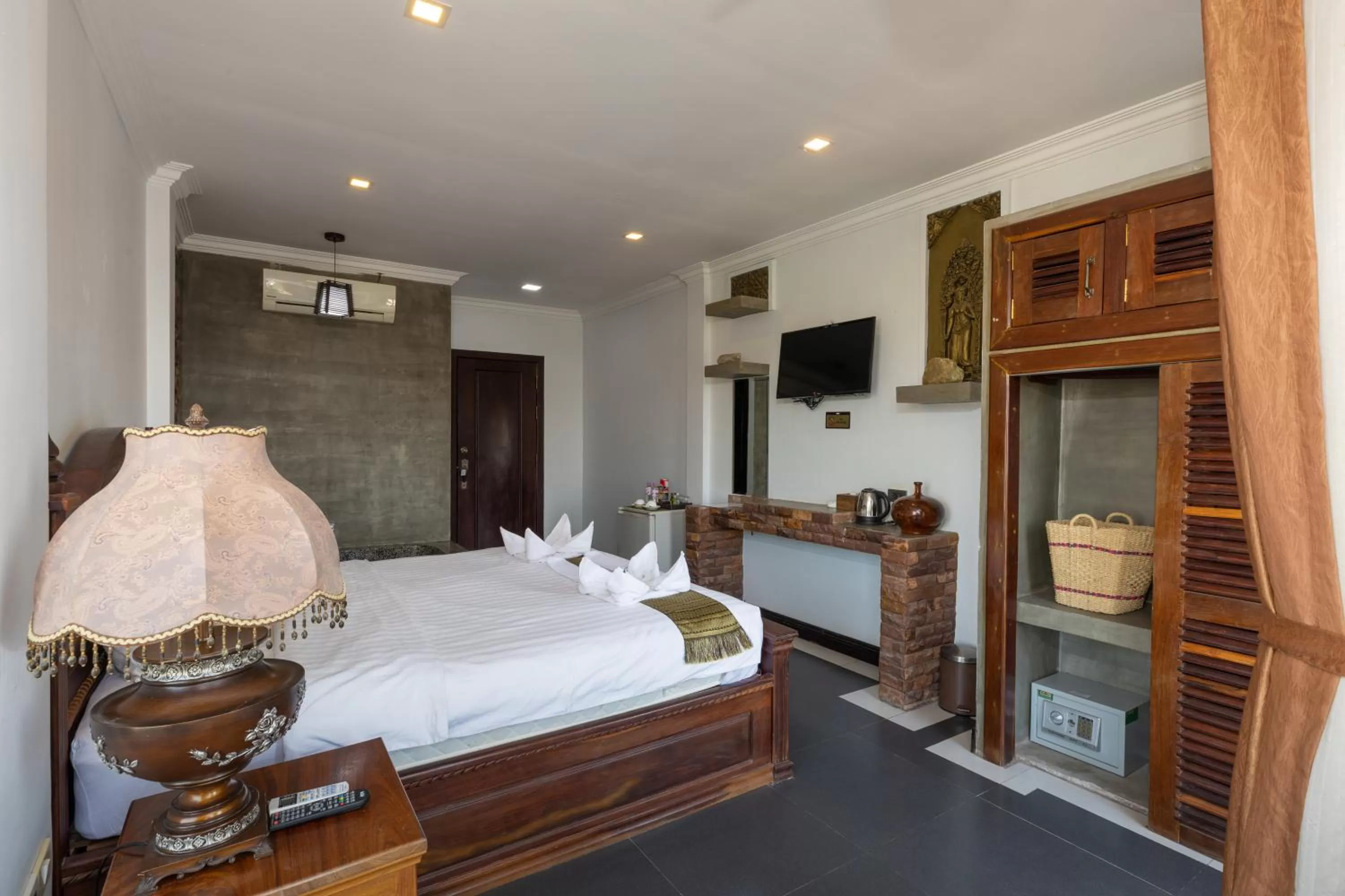 Photo of the whole room, Bed in The Five Senses Boutique Hotel