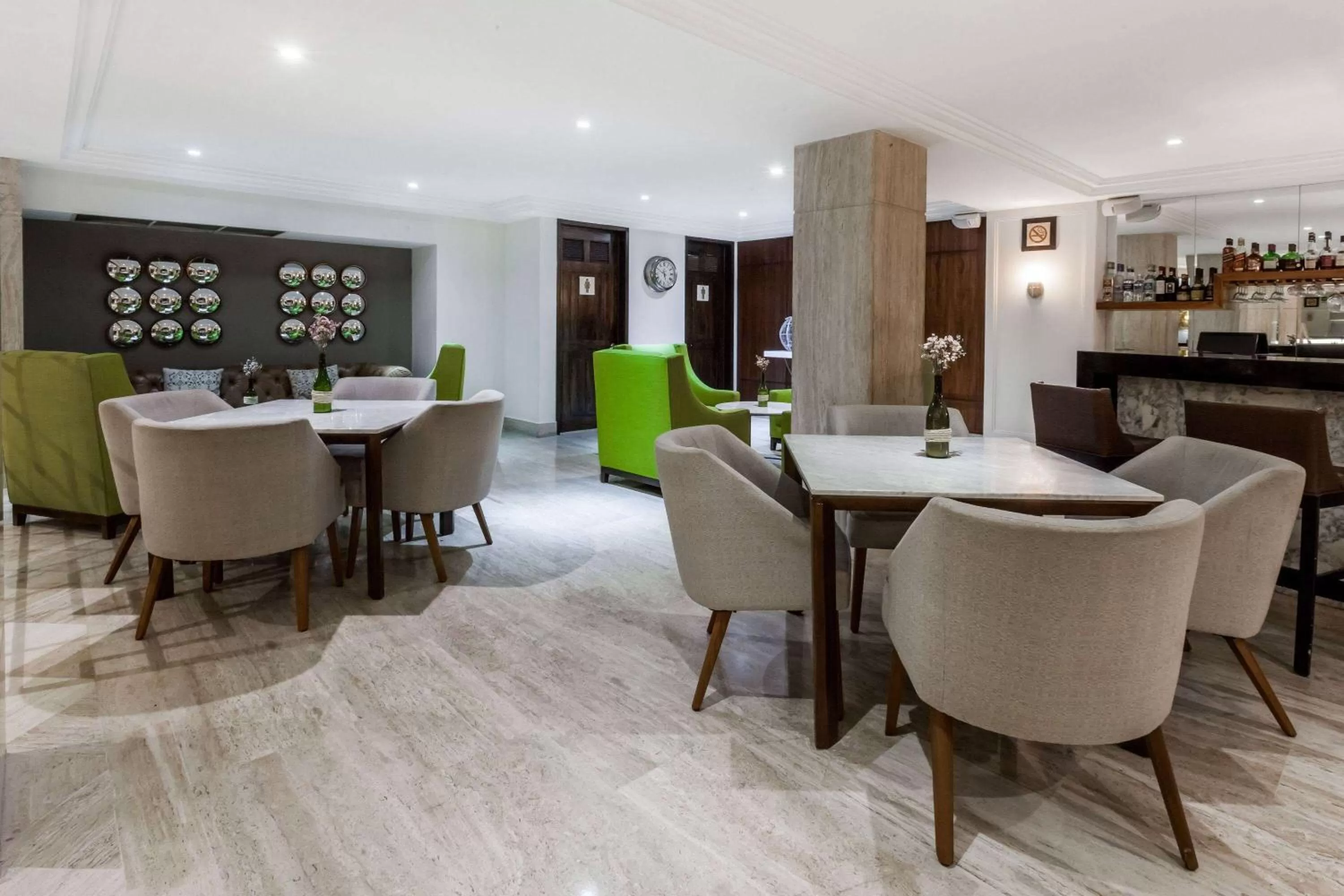 Lounge or bar in Ramada Plaza by Wyndham Leon