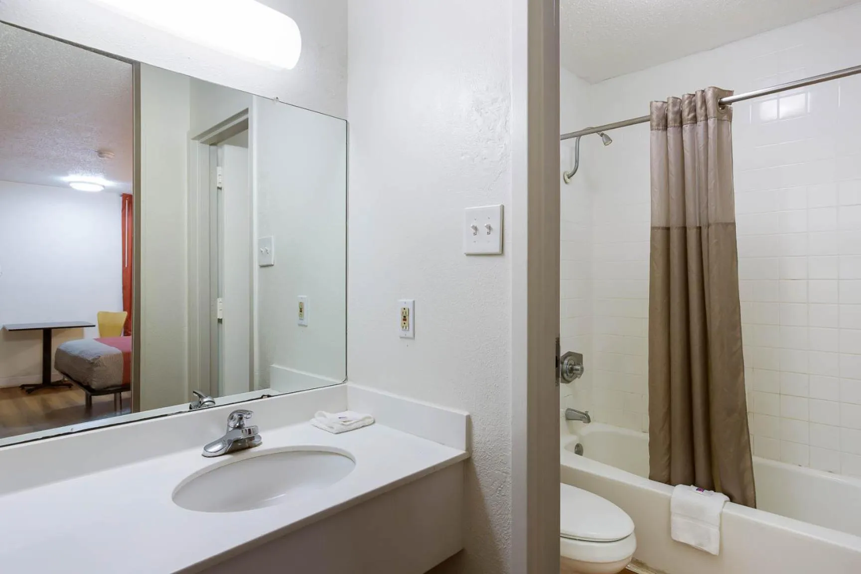 Bathroom in Studio 6 Gainesville, Fl