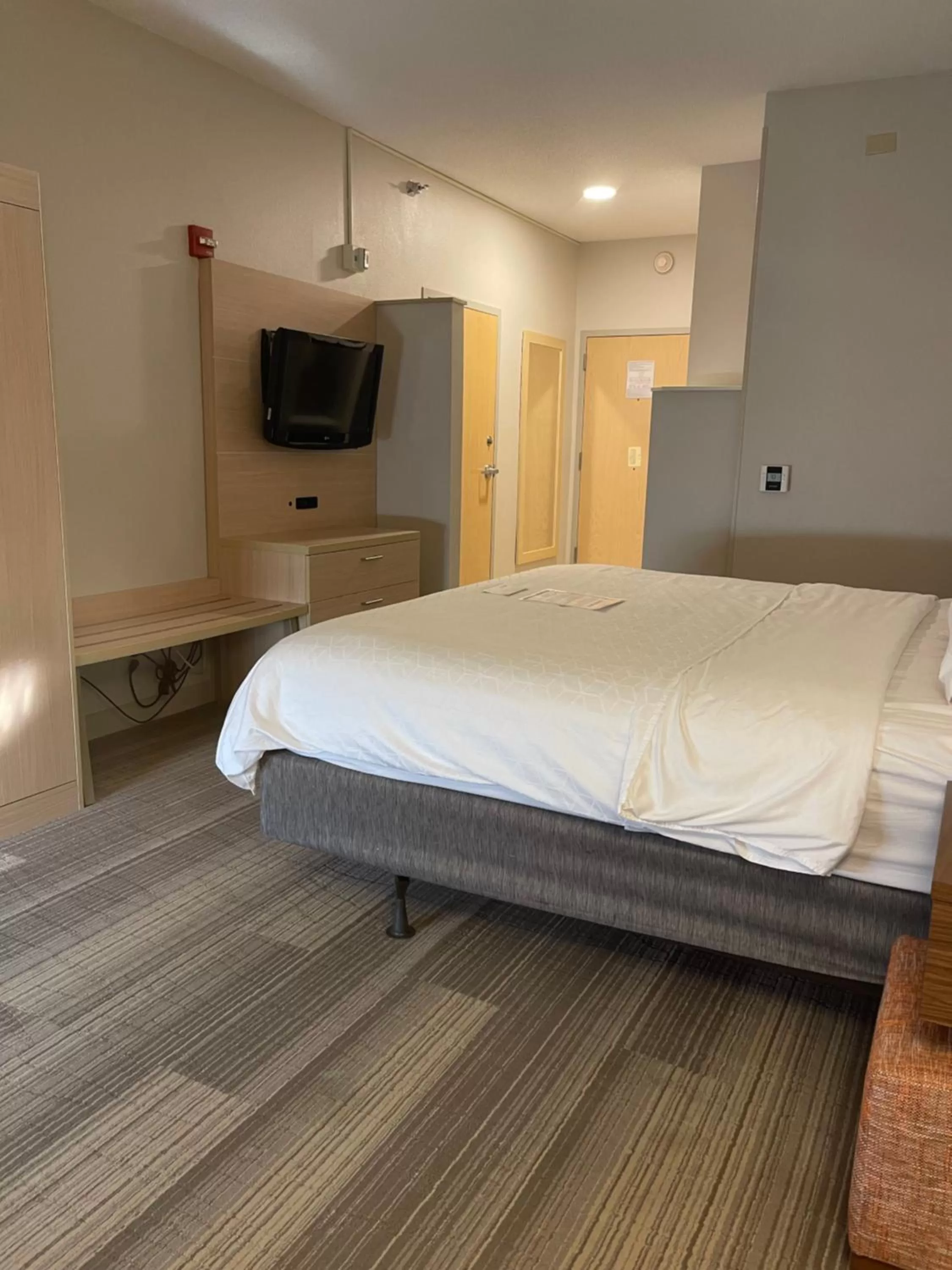 Bed in Holiday Inn Express Cedar Rapids - Collins Road by IHG