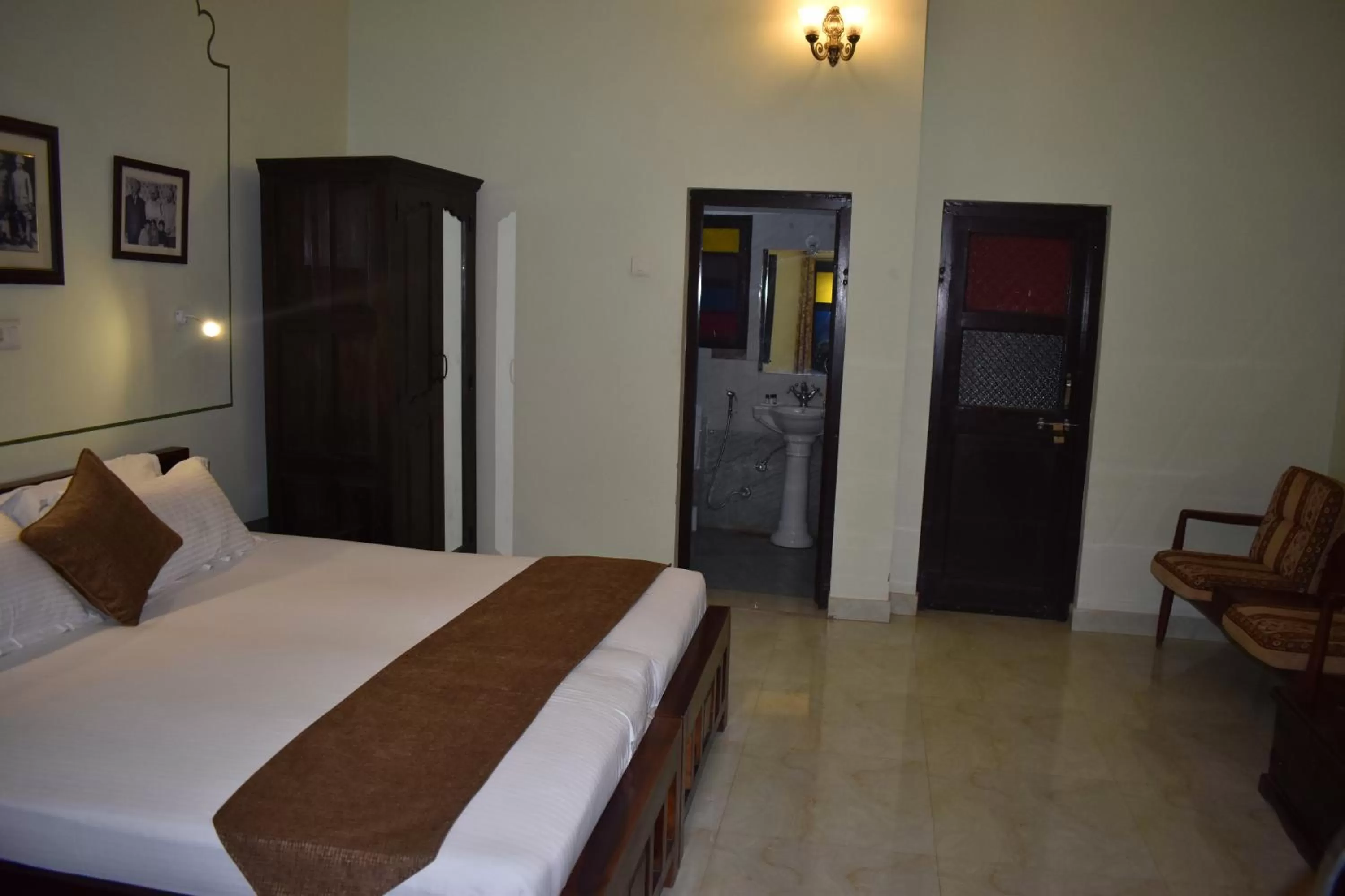 Bedroom, Bed in Hotel Nawal Sagar Palace - Bundi