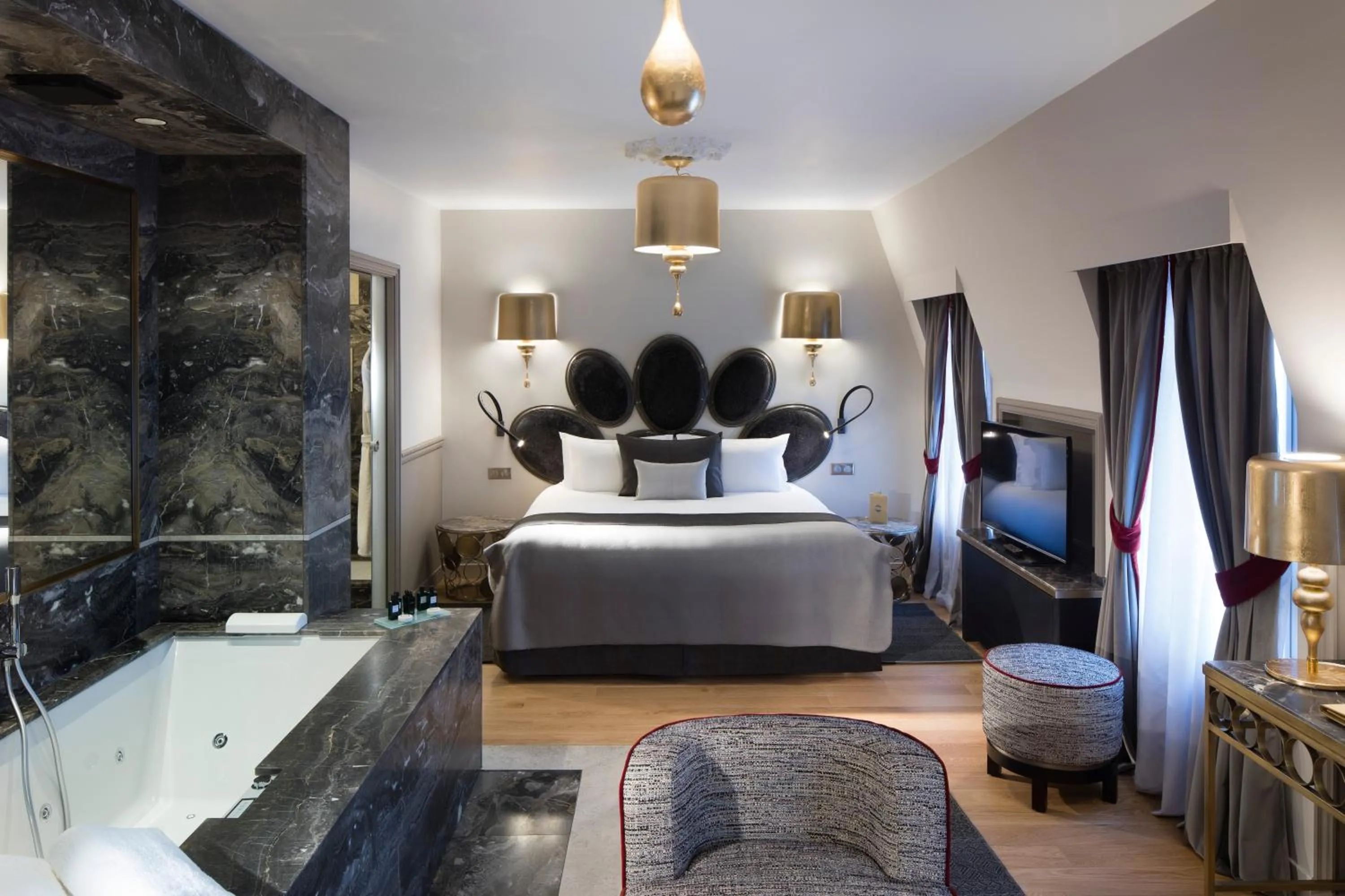 Bed in Hotel Lumen Paris Louvre