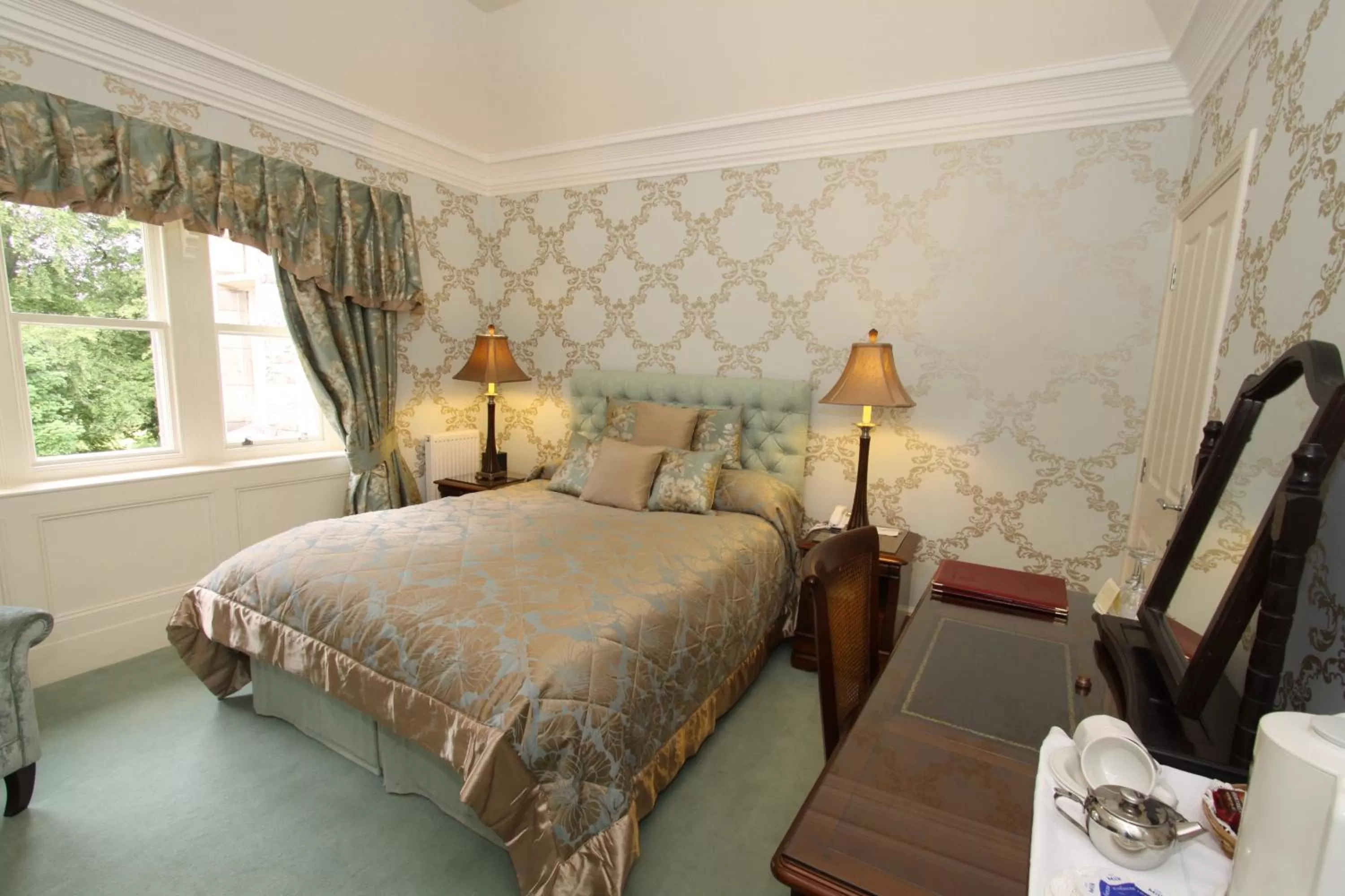 Bed in Mansion House Hotel