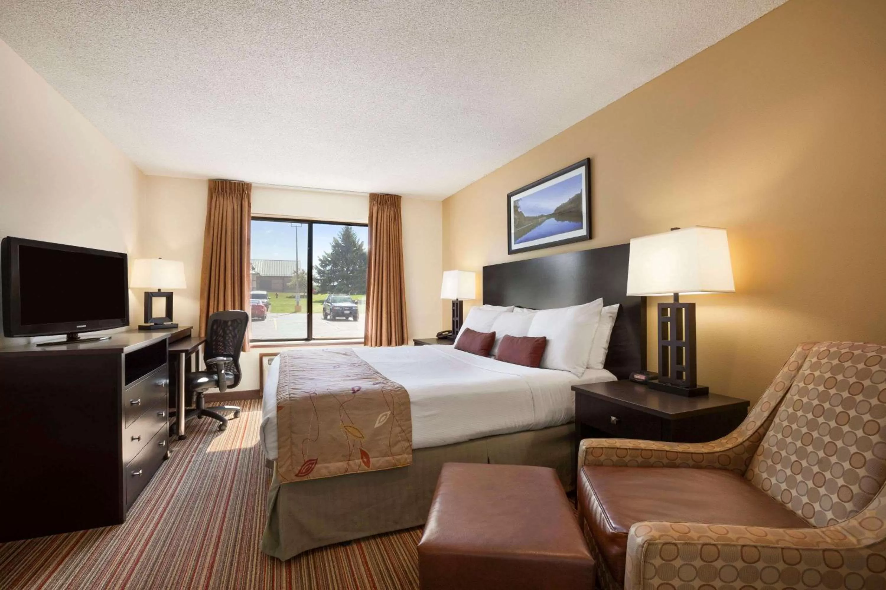 Photo of the whole room, Bed in Ramada by Wyndham Wisconsin Dells I-90