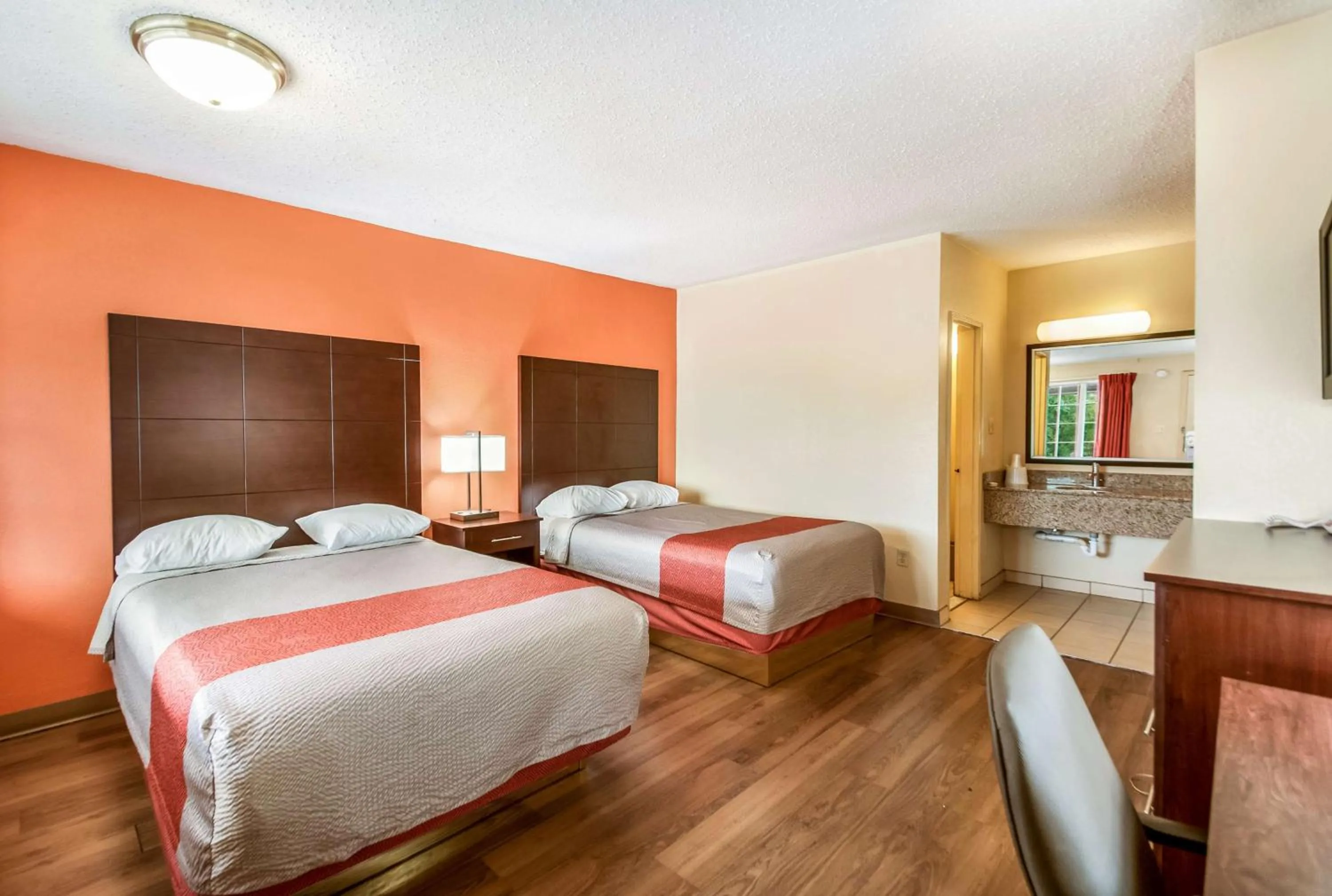 TV and multimedia in Motel 6-Washington, DC - Convention Center