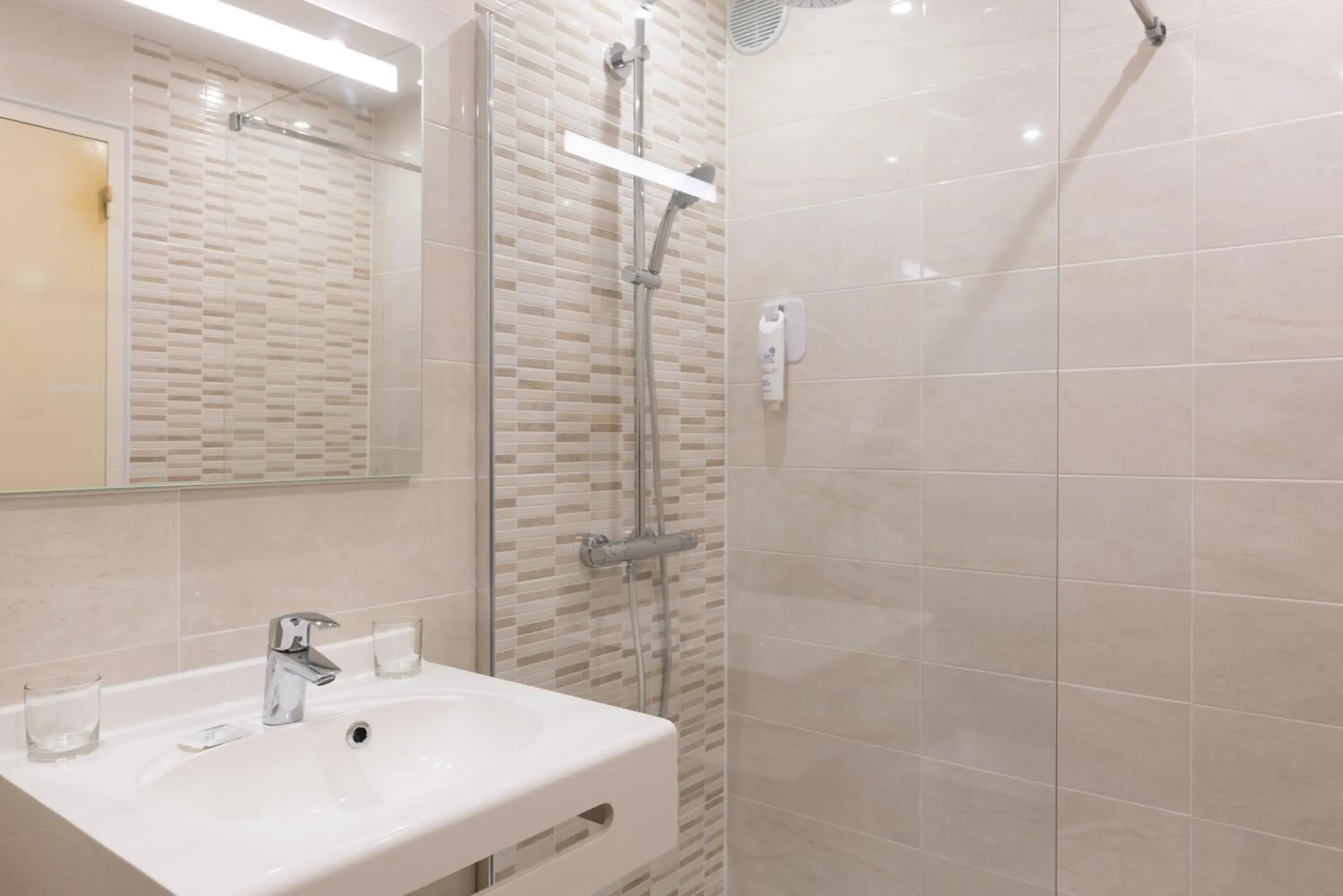 Hôtel de l'Orme, Akena Hôtel de l'Orme, Akena