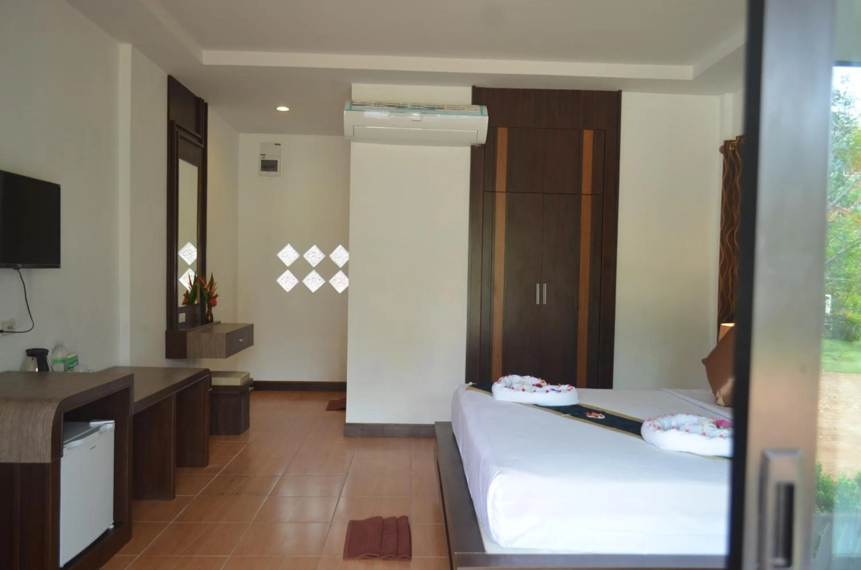 Decorative detail, Bed in Lanta Nice Beach Resort - SHA Extra Plus