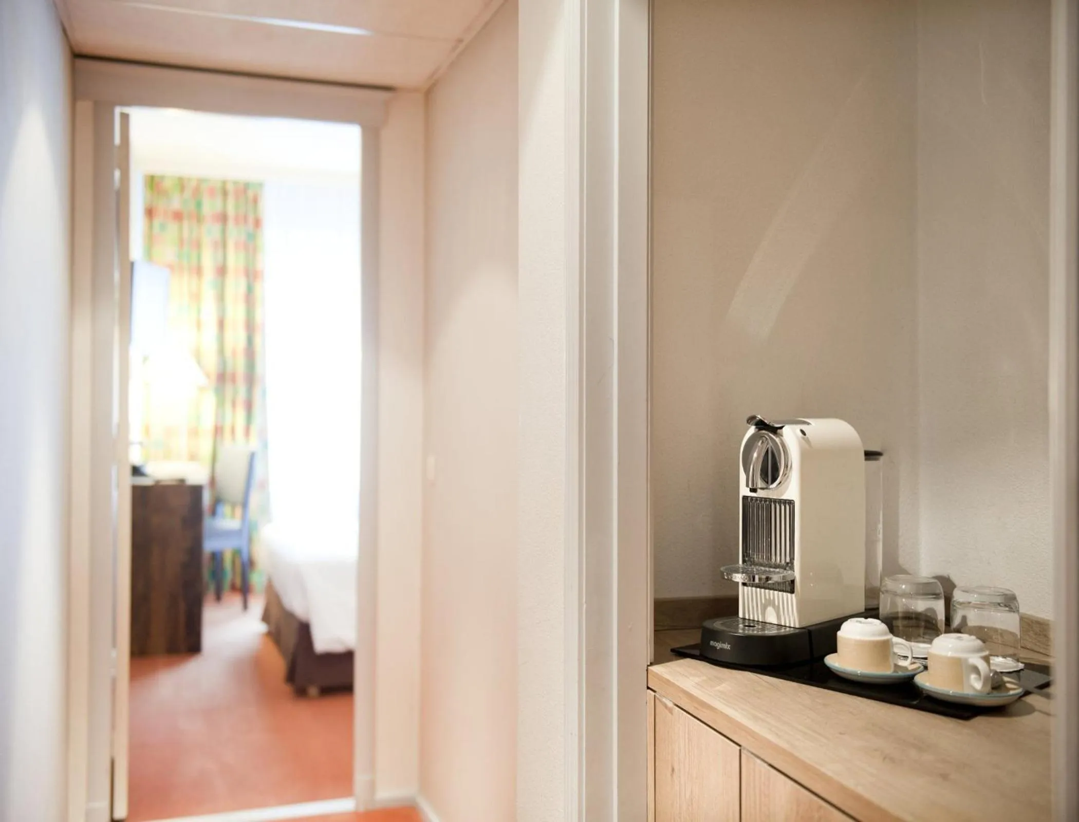 Coffee/tea facilities, Bed in New Hotel Charlemagne
