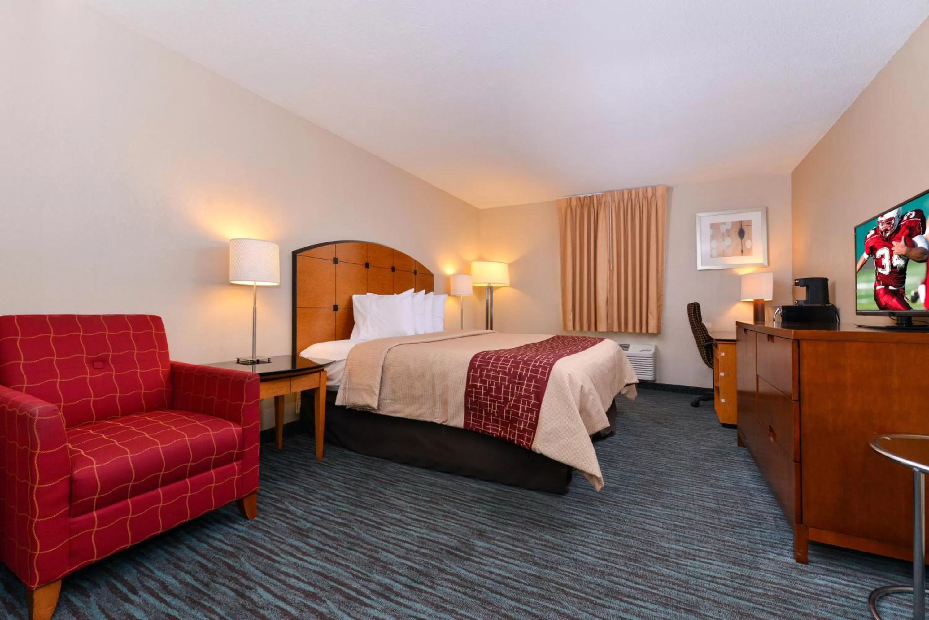 Photo of the whole room, Bed in Red Roof Inn Chambersburg