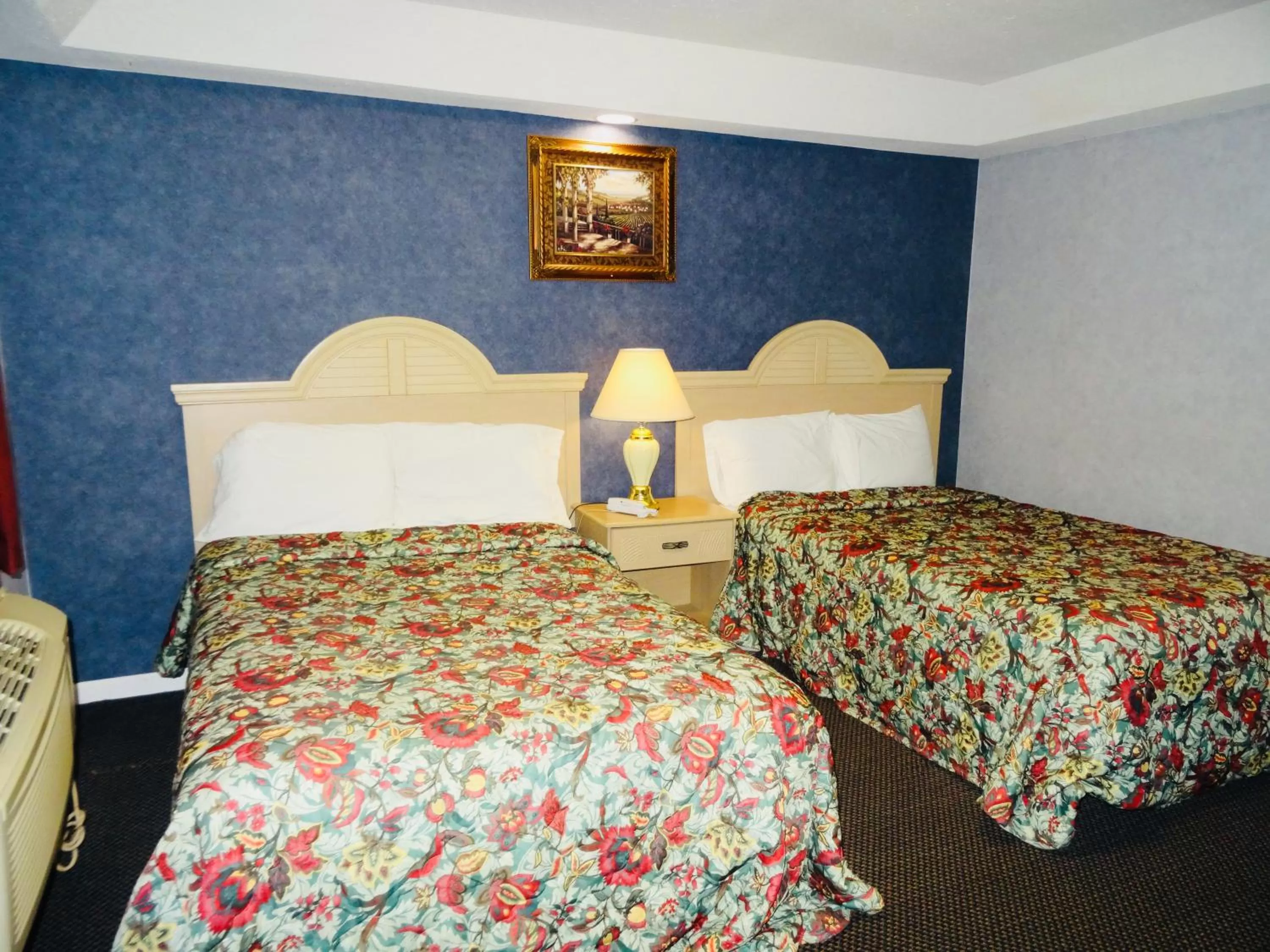 Bed in Village Inn & Suites - Smithville