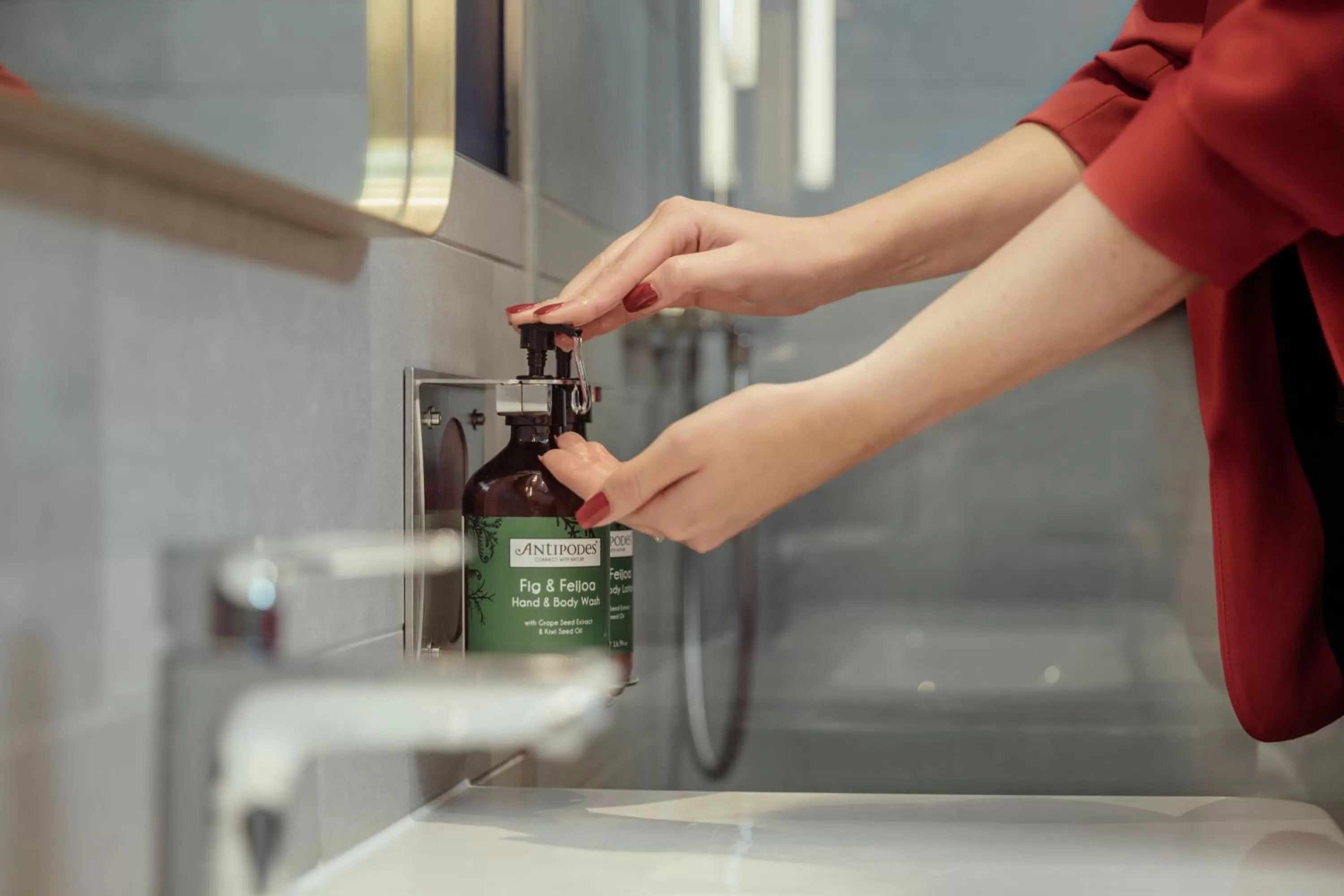 1 King 1 Bedroom Suite Harbor View in voco Auckland City Centre, an IHG Hotel