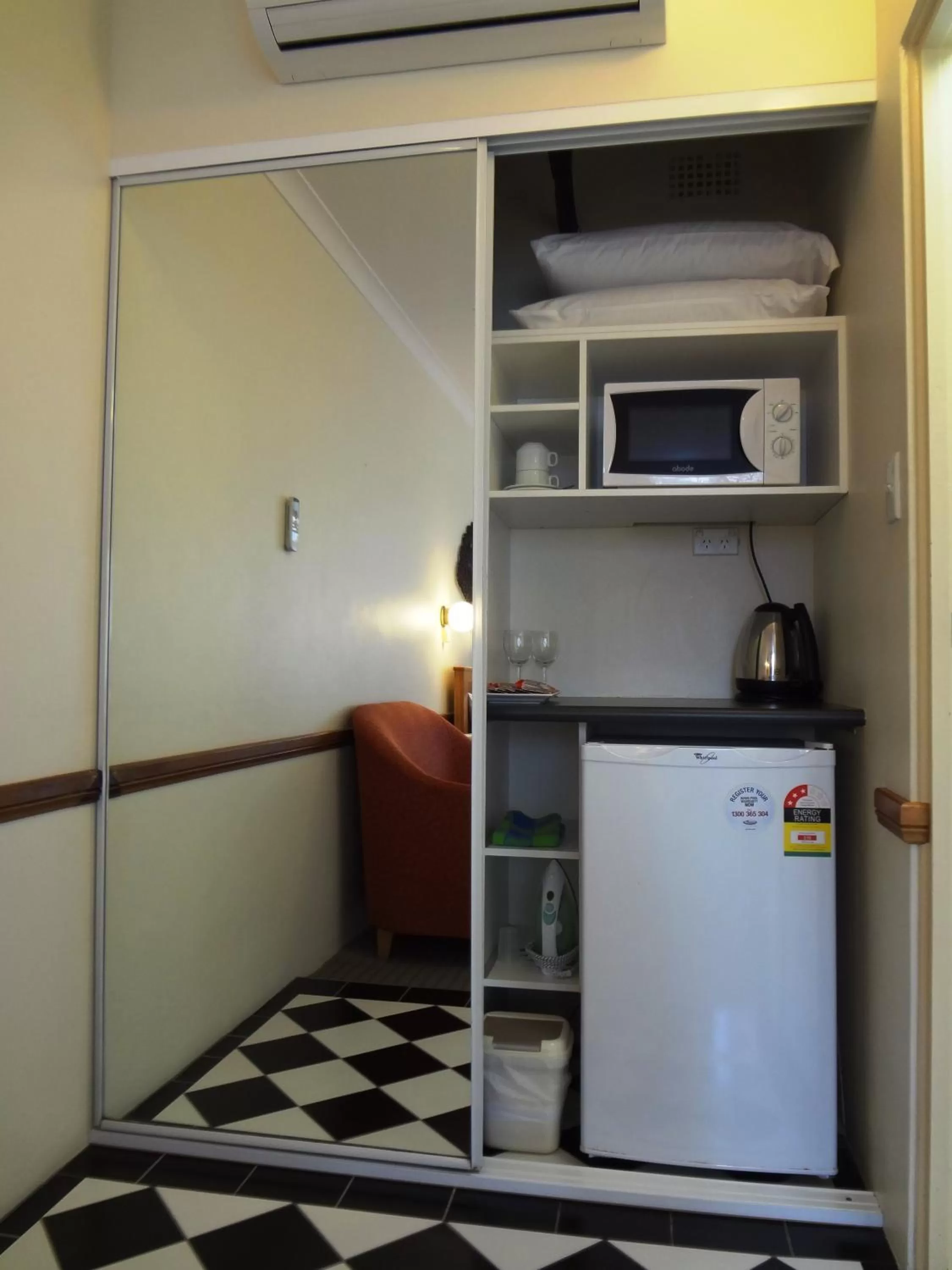 Coffee/tea facilities in Three Explorers Motel