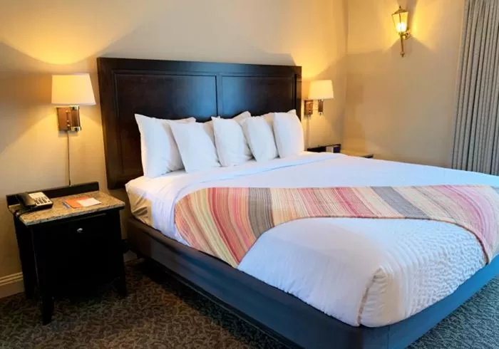 Bed in Coachman Inn Oak Harbor