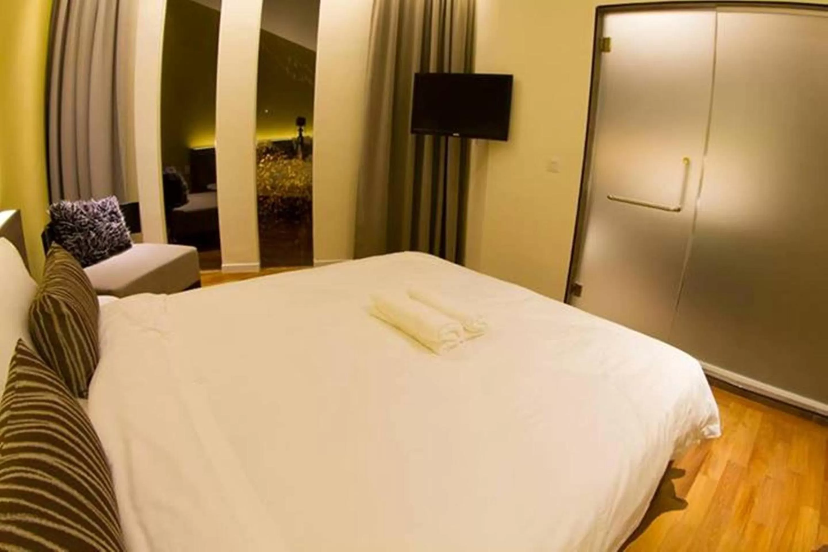 Photo of the whole room, Bed in Mood Hotel