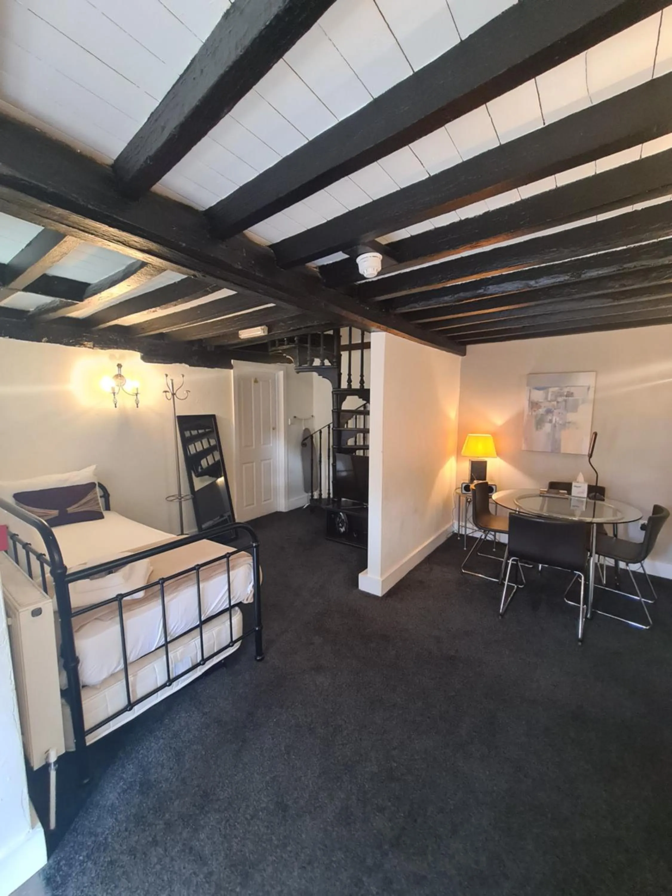 Seating area, Bed in Kings Arms Hotel